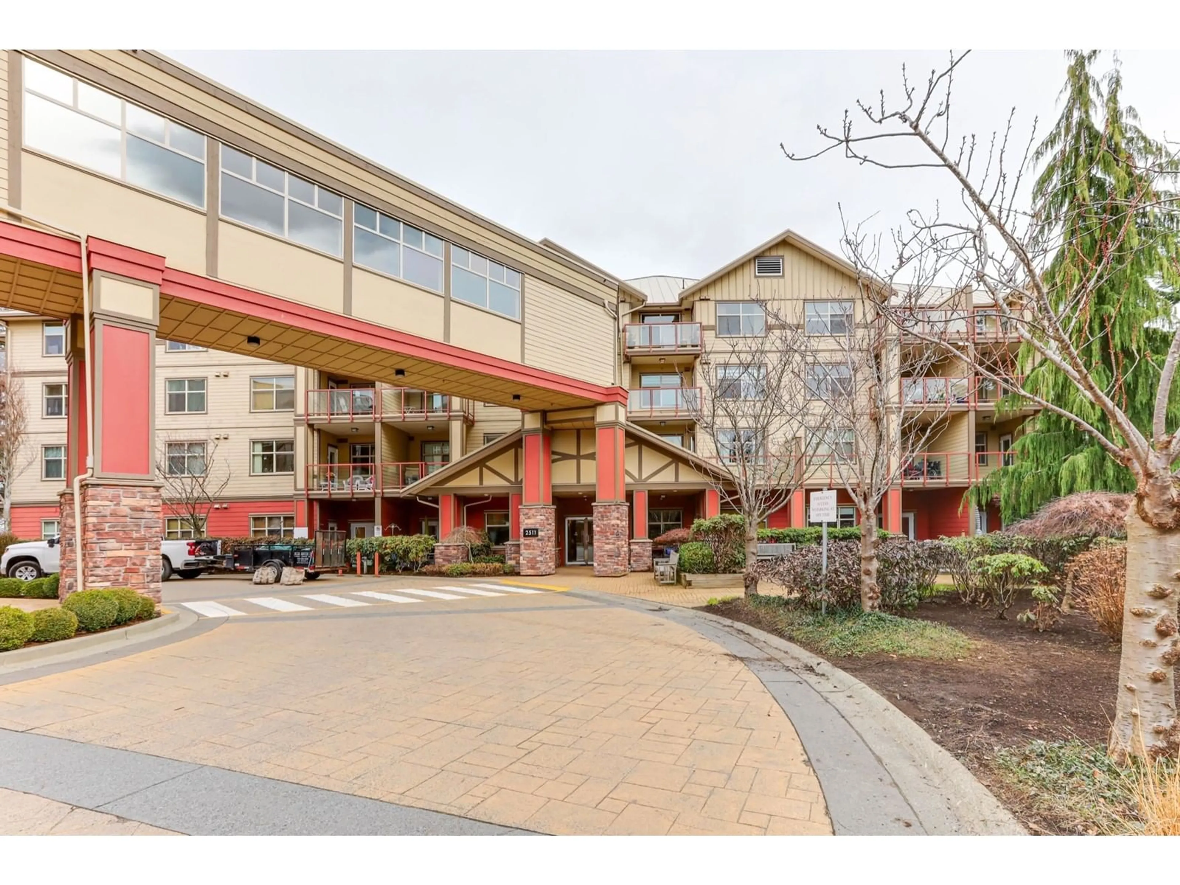 Indoor foyer for 402 2511 KING GEORGE BOULEVARD, Surrey British Columbia V4P0C7