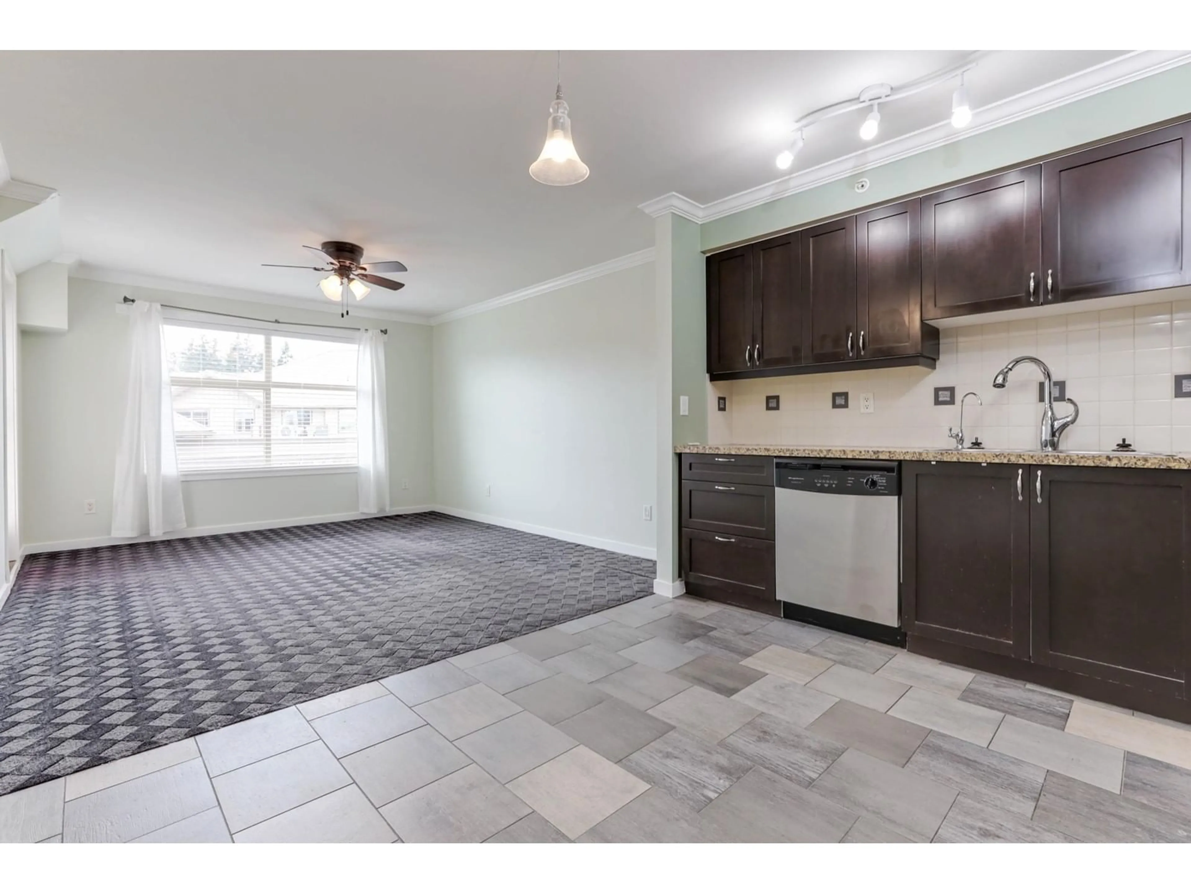 Standard kitchen, ceramic/tile floor for 402 2511 KING GEORGE BOULEVARD, Surrey British Columbia V4P0C7