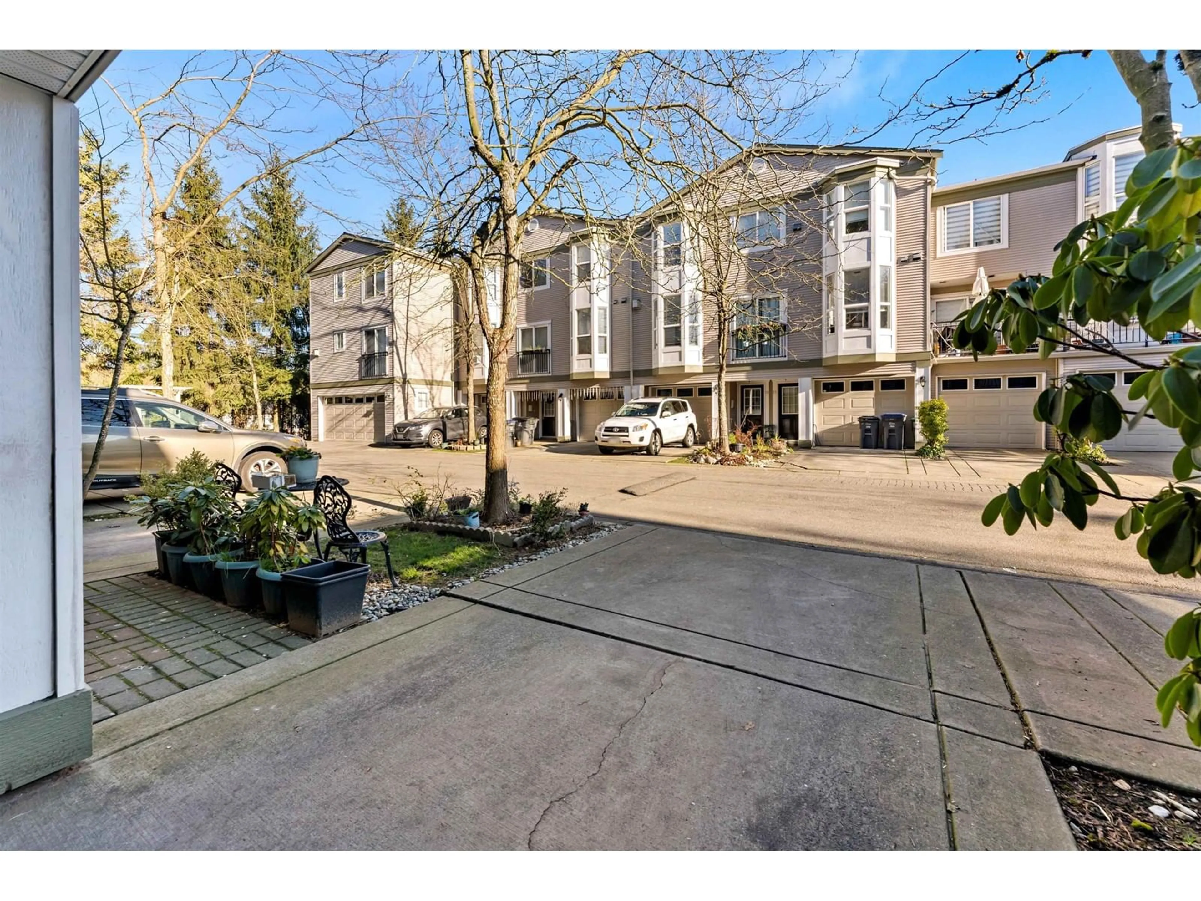 A pic from outside/outdoor area/front of a property/back of a property/a pic from drone, street for 34 9559 130A STREET, Surrey British Columbia V3V5N9