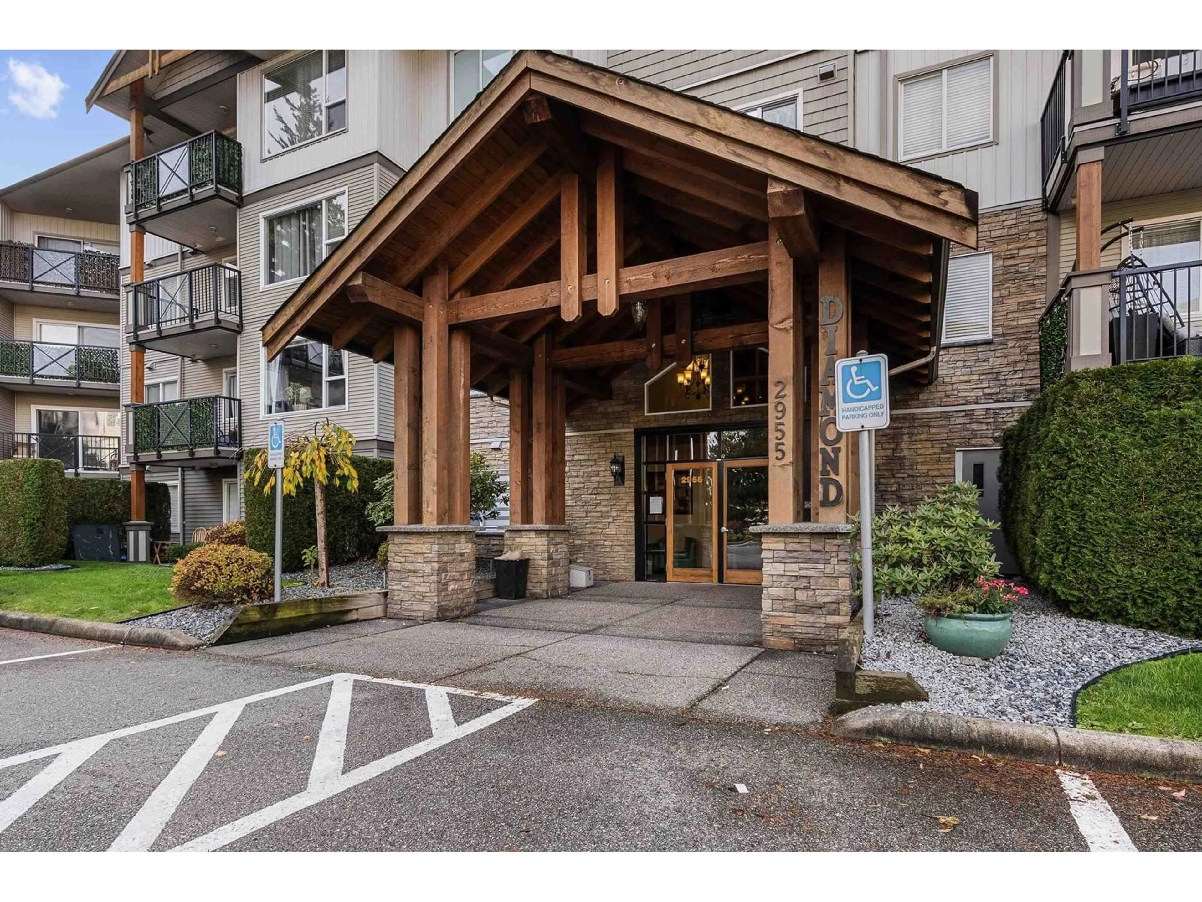 Indoor foyer for 411 - 2955 DIAMOND, Abbotsford British Columbia V2T2L5