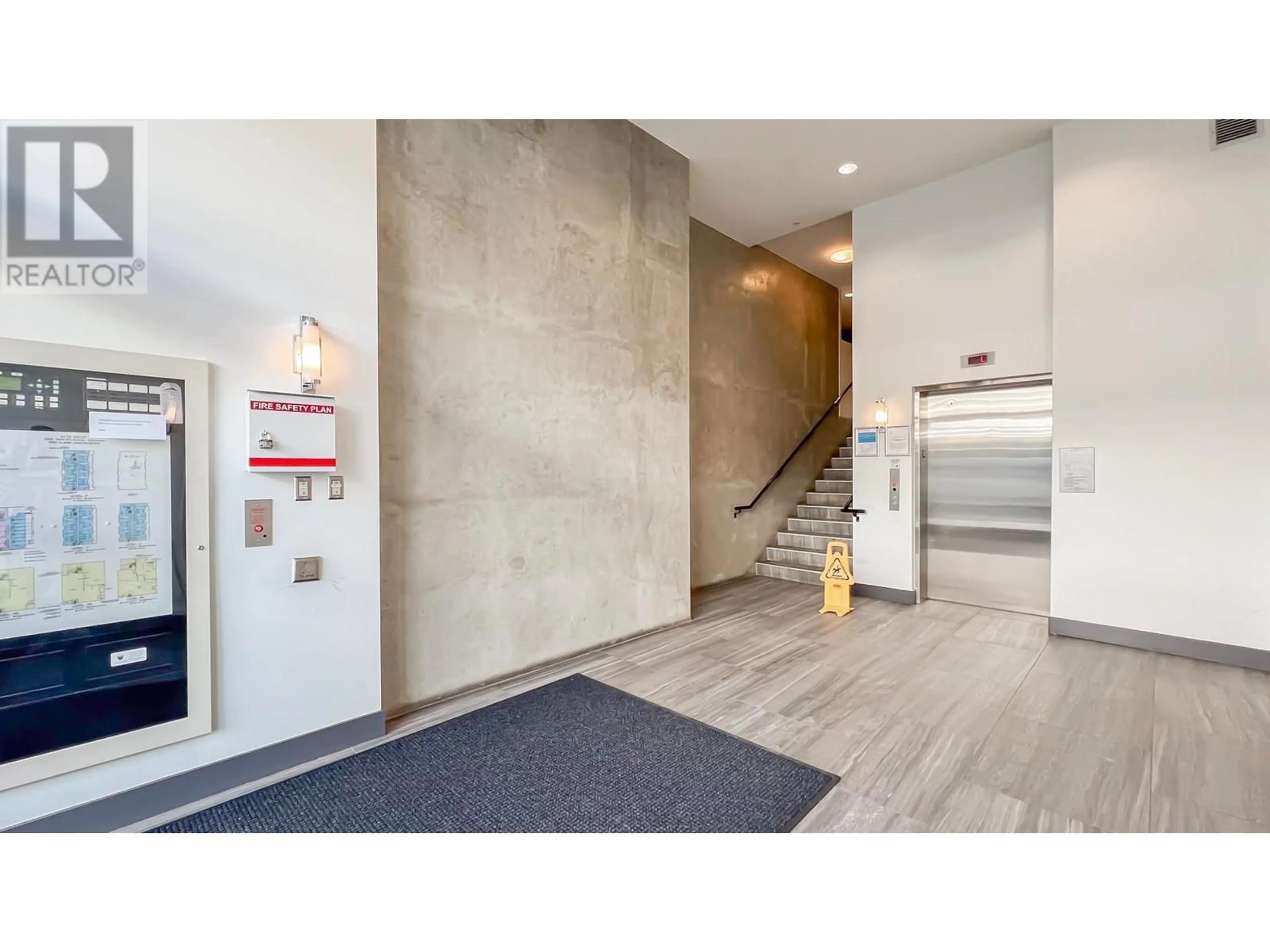 Indoor foyer for 202 2858 W 4TH AVENUE, Vancouver British Columbia V6K1R2