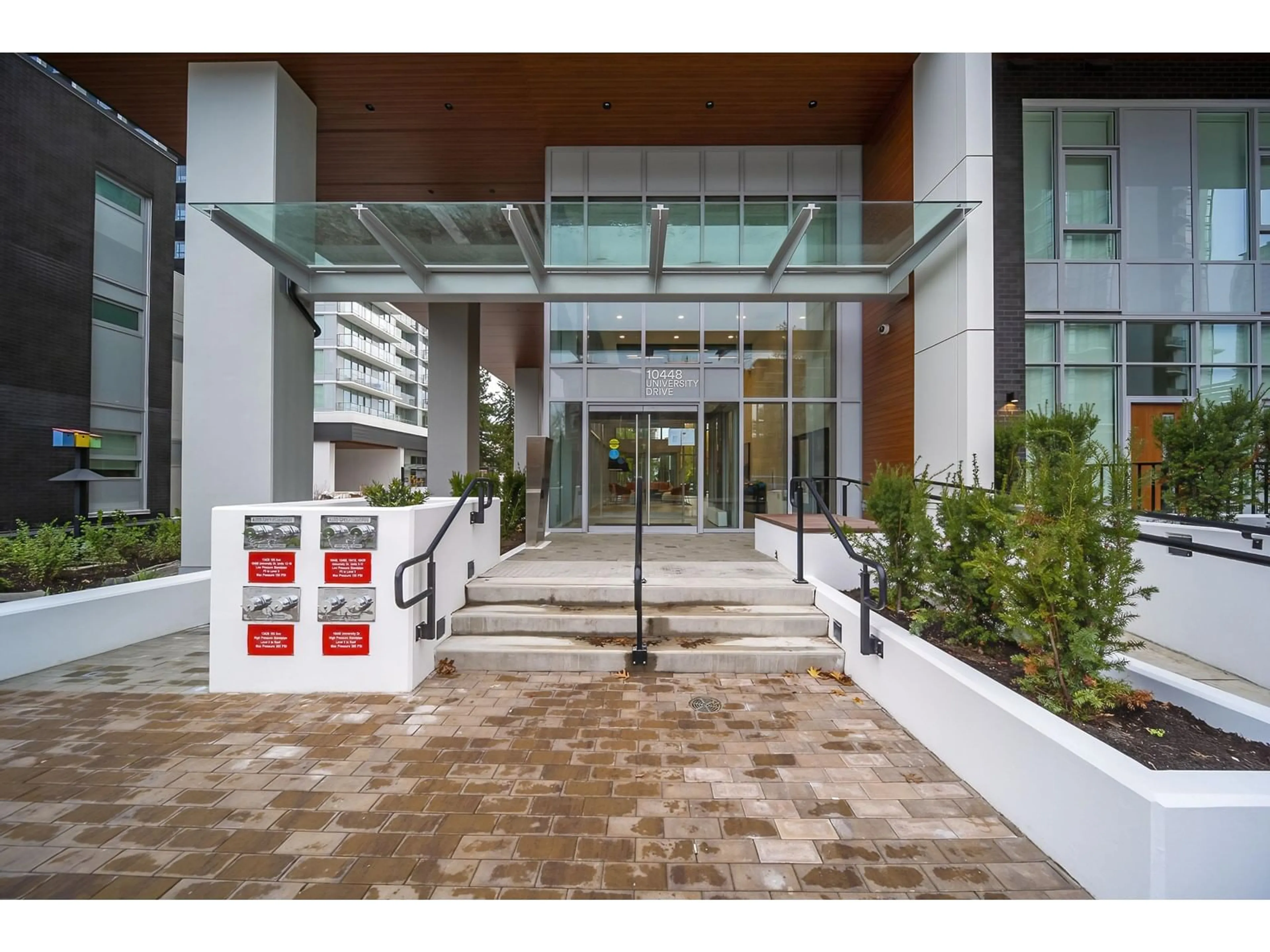 Indoor foyer for 2103 10448 UNIVERSITY DRIVE, Surrey British Columbia V3T0S7