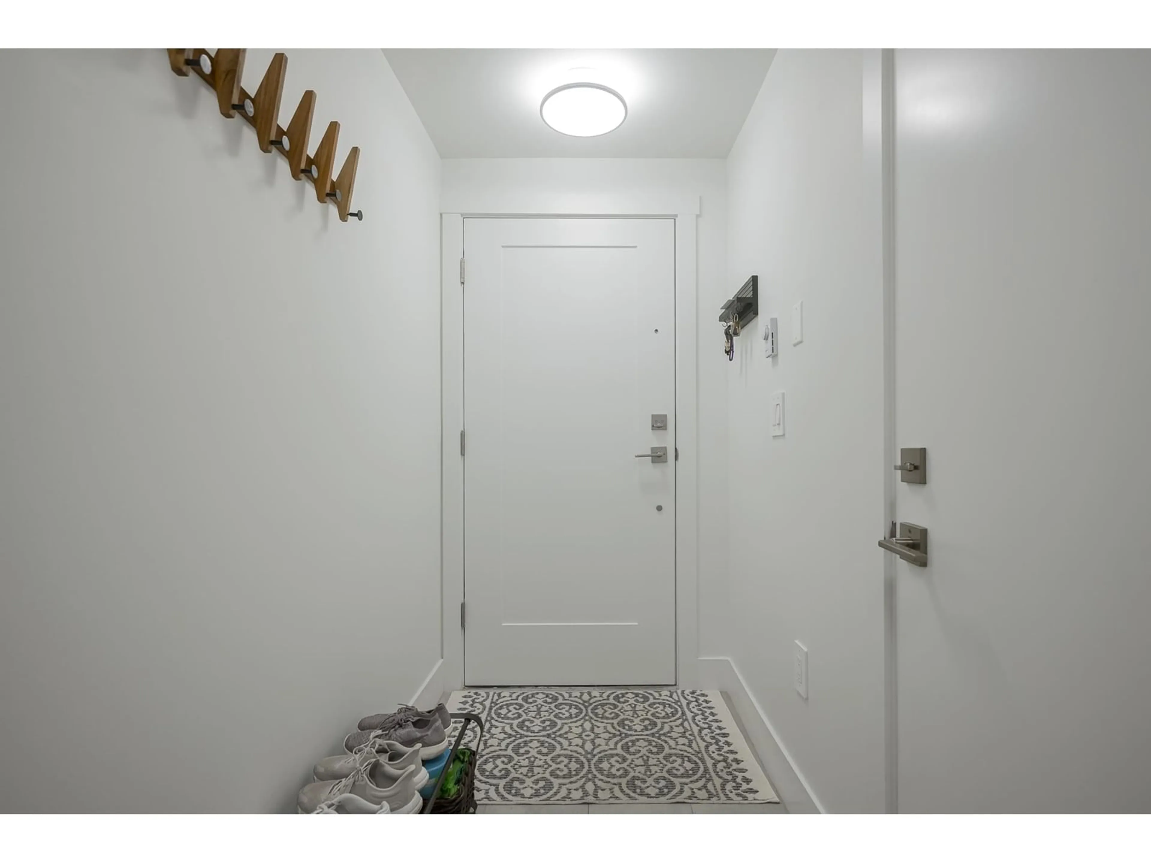 Indoor entryway for 53 2075 OAK MEADOWS DRIVE, Surrey British Columbia V3Z1J6