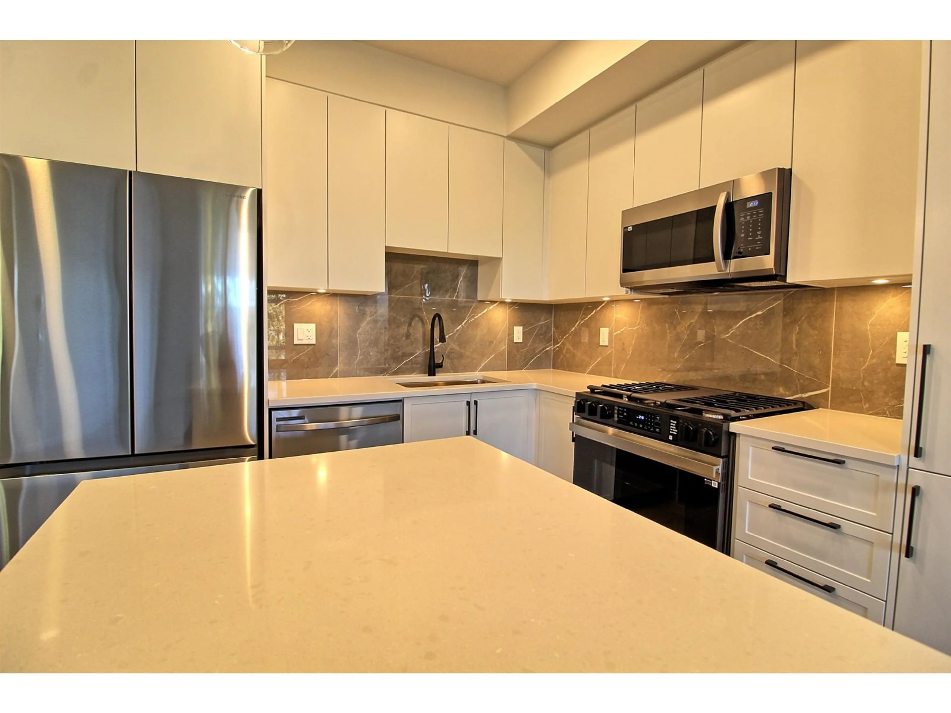 Open concept kitchen, ceramic/tile floor for 615 - 3480 146A, Surrey British Columbia V4P0H6