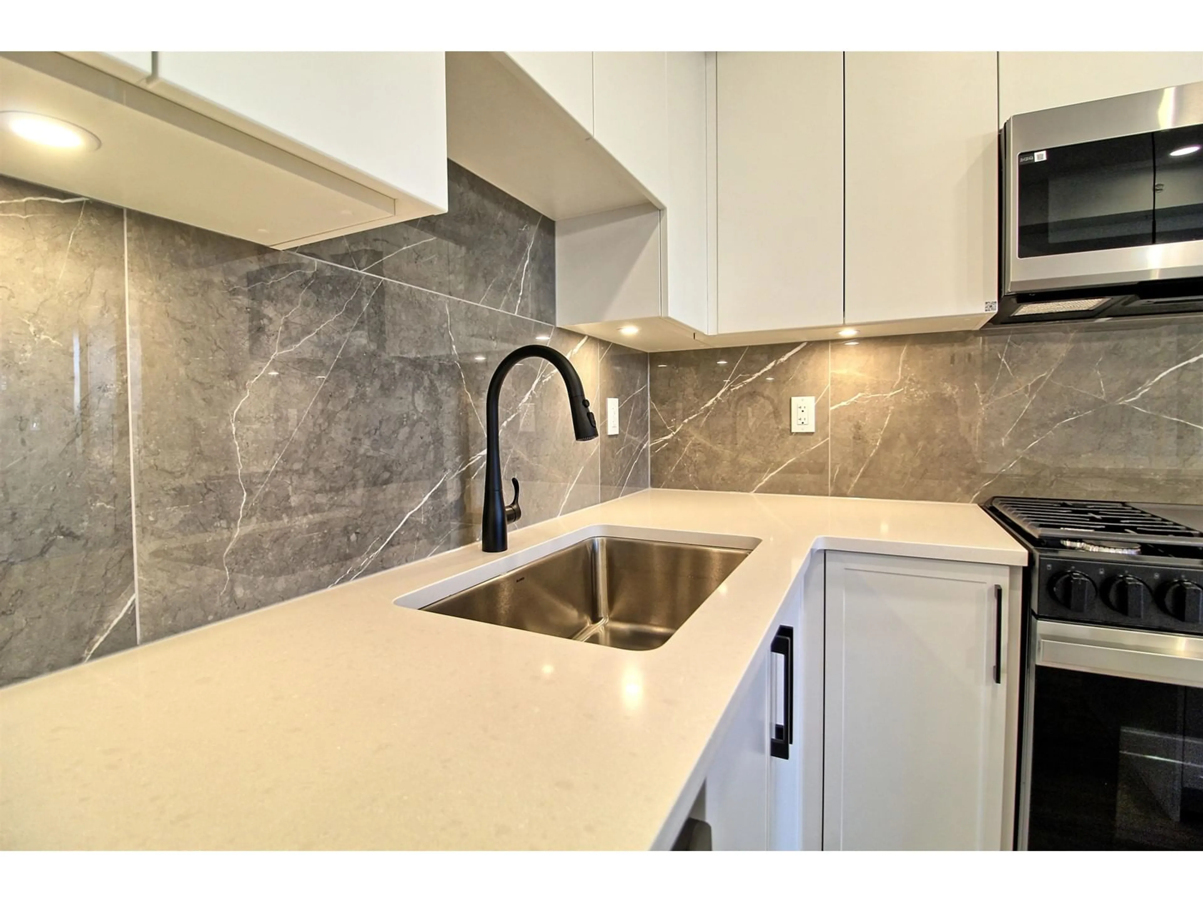 Standard kitchen, ceramic/tile floor for 615 3480 146A STREET, Surrey British Columbia V4P0H6