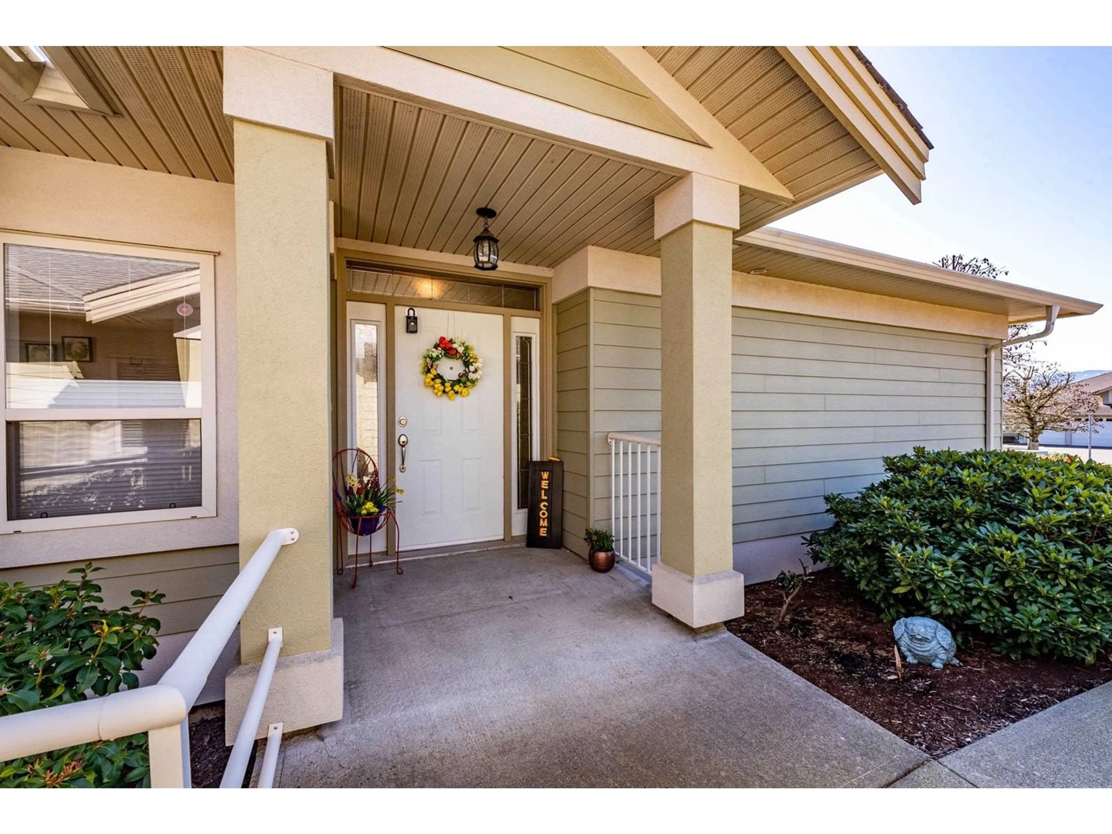 Indoor entryway for 14 34159 FRASER STREET, Abbotsford British Columbia V2S8P2