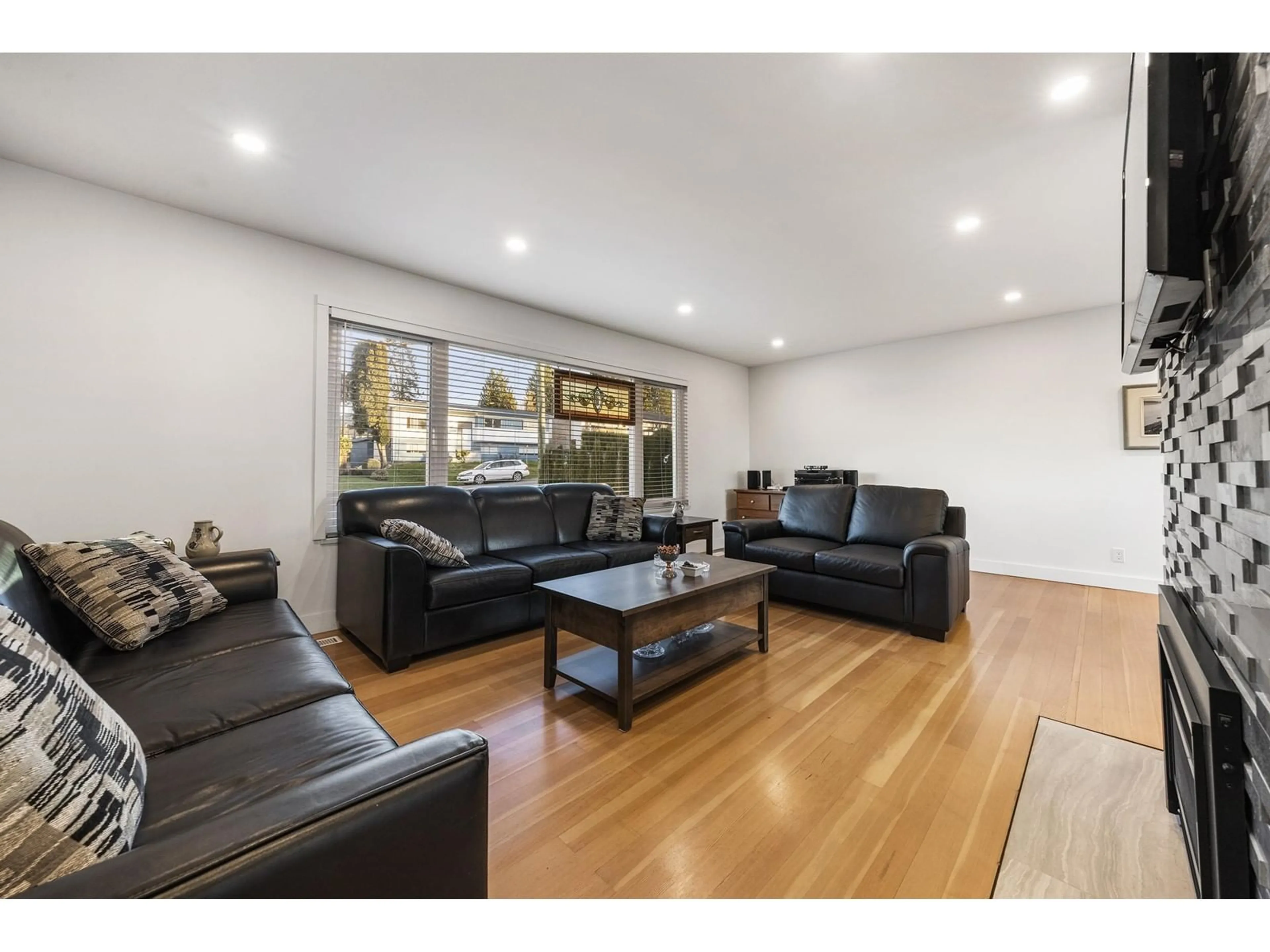 Living room with furniture, wood/laminate floor for 11345 136A STREET, Surrey British Columbia V3R3C4