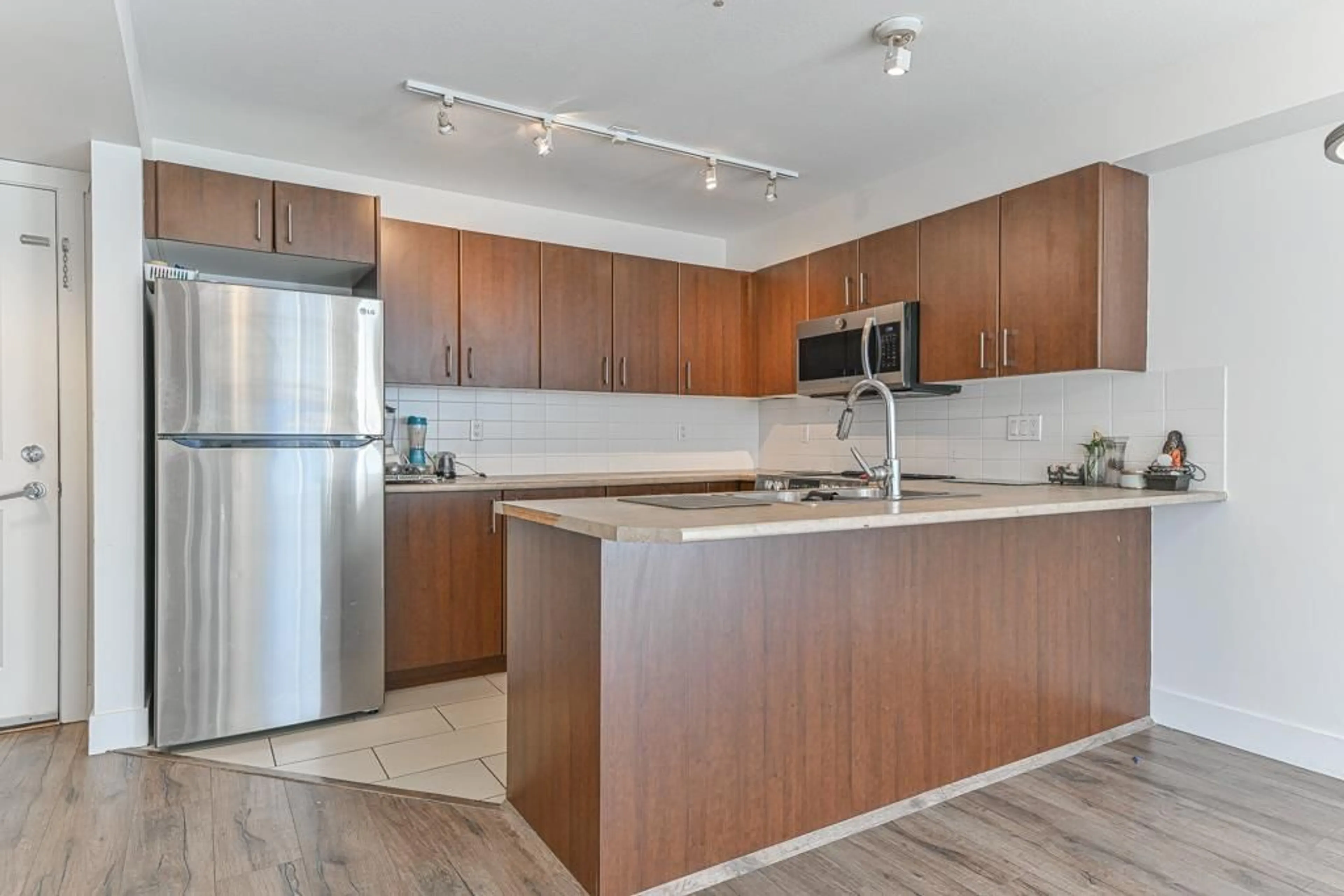 Standard kitchen, unknown for 215 - 45567 YALE ROAD, Chilliwack British Columbia V2P0B2