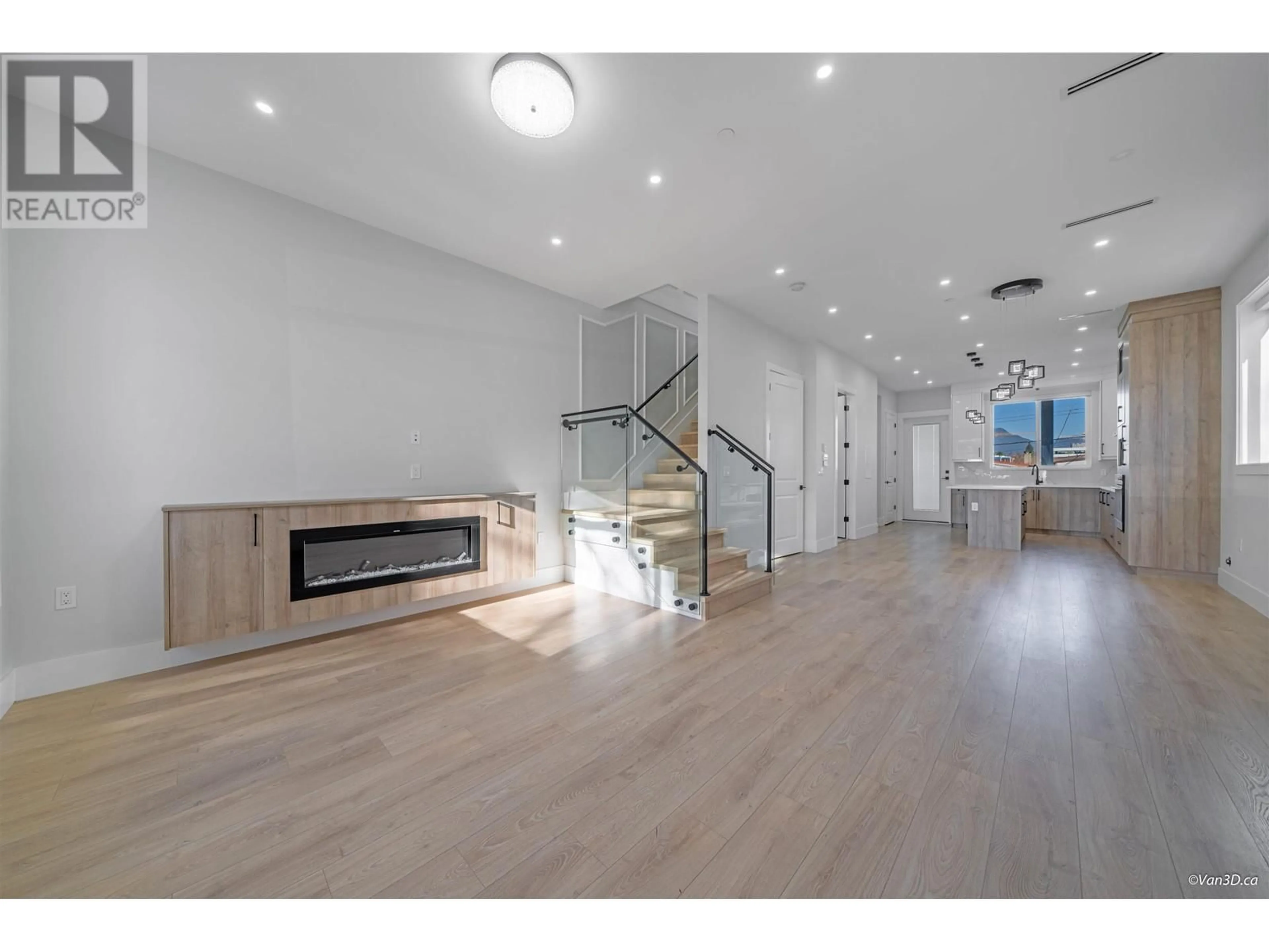 Indoor foyer for 2859 16TH AVENUE, Vancouver British Columbia V5M2L9