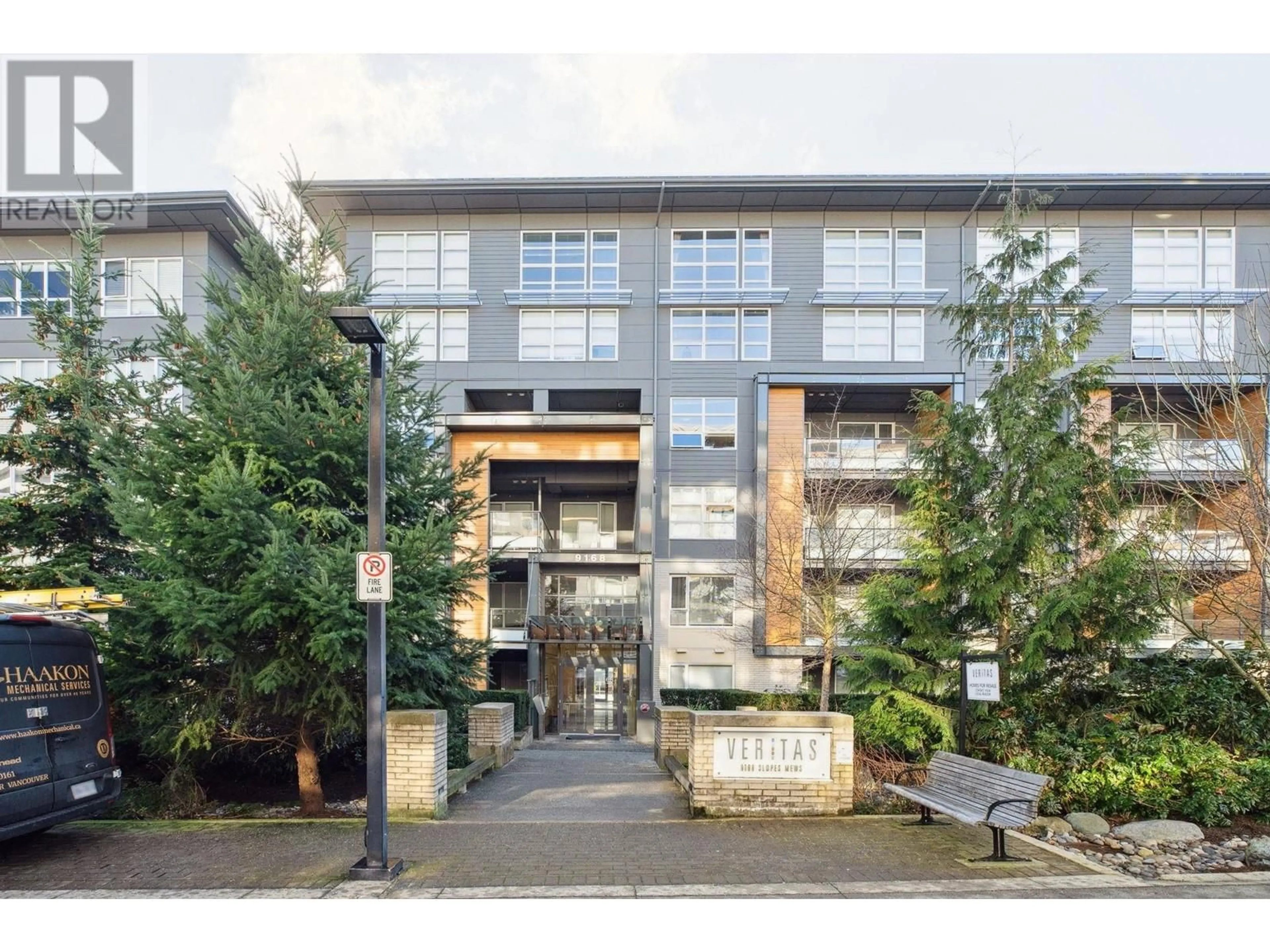 Indoor foyer for 311 9168 SLOPES MEWS, Burnaby British Columbia V5A0E4