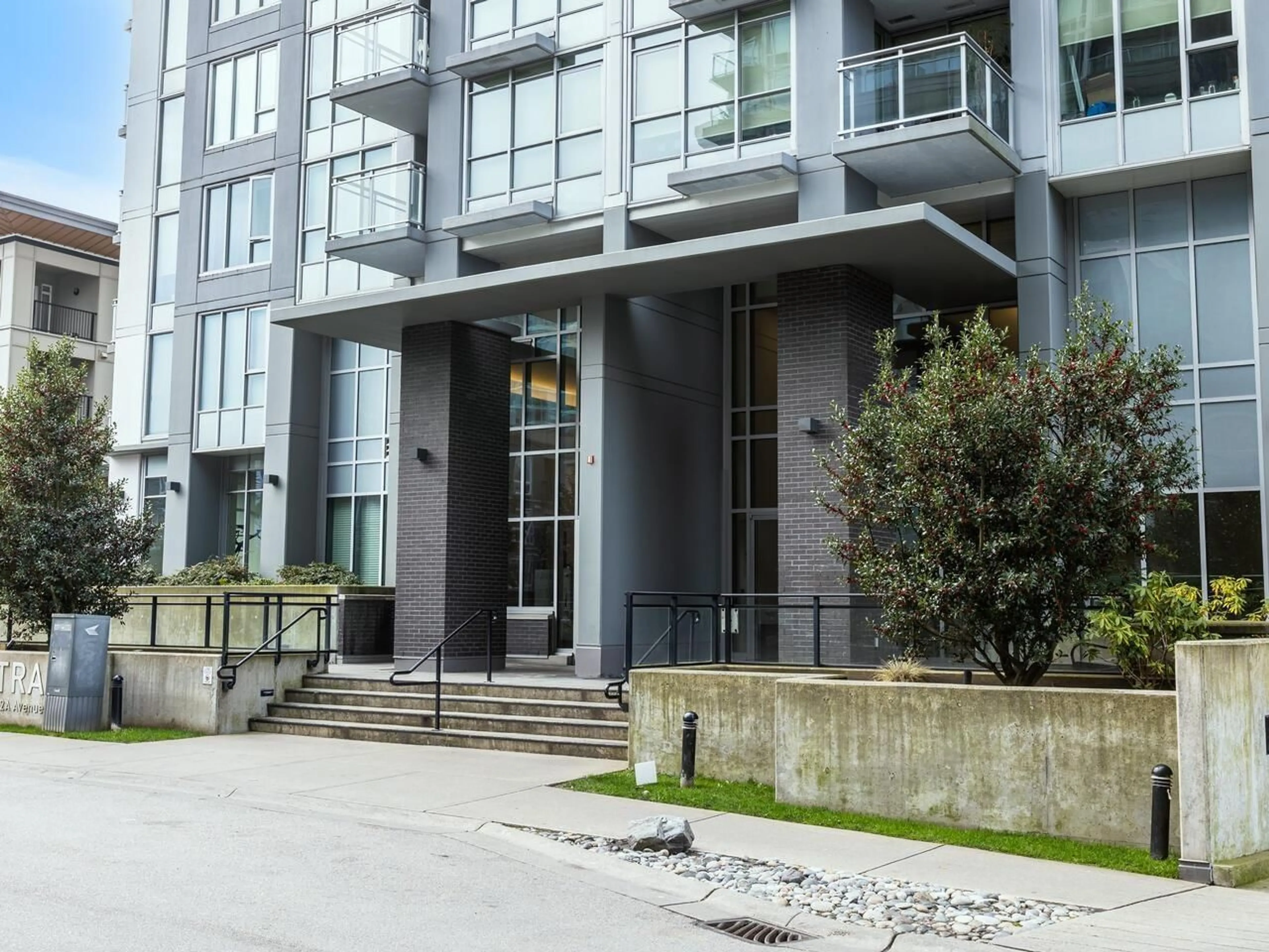Indoor foyer for 802 - 13325 102A, Surrey British Columbia V3T0J5