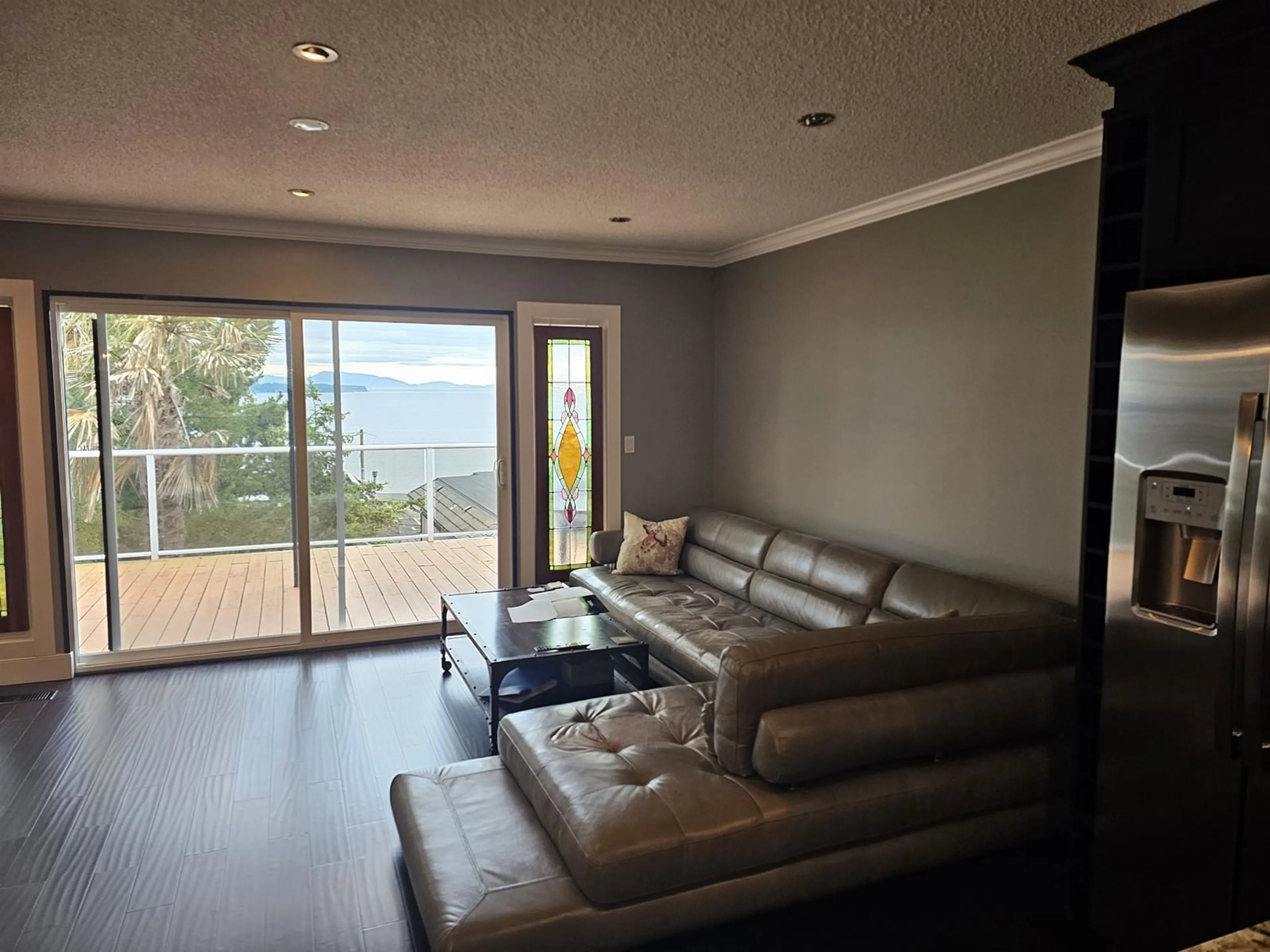 Living room with furniture, wood/laminate floor for 1349 OXFORD, White Rock British Columbia V4B3R1