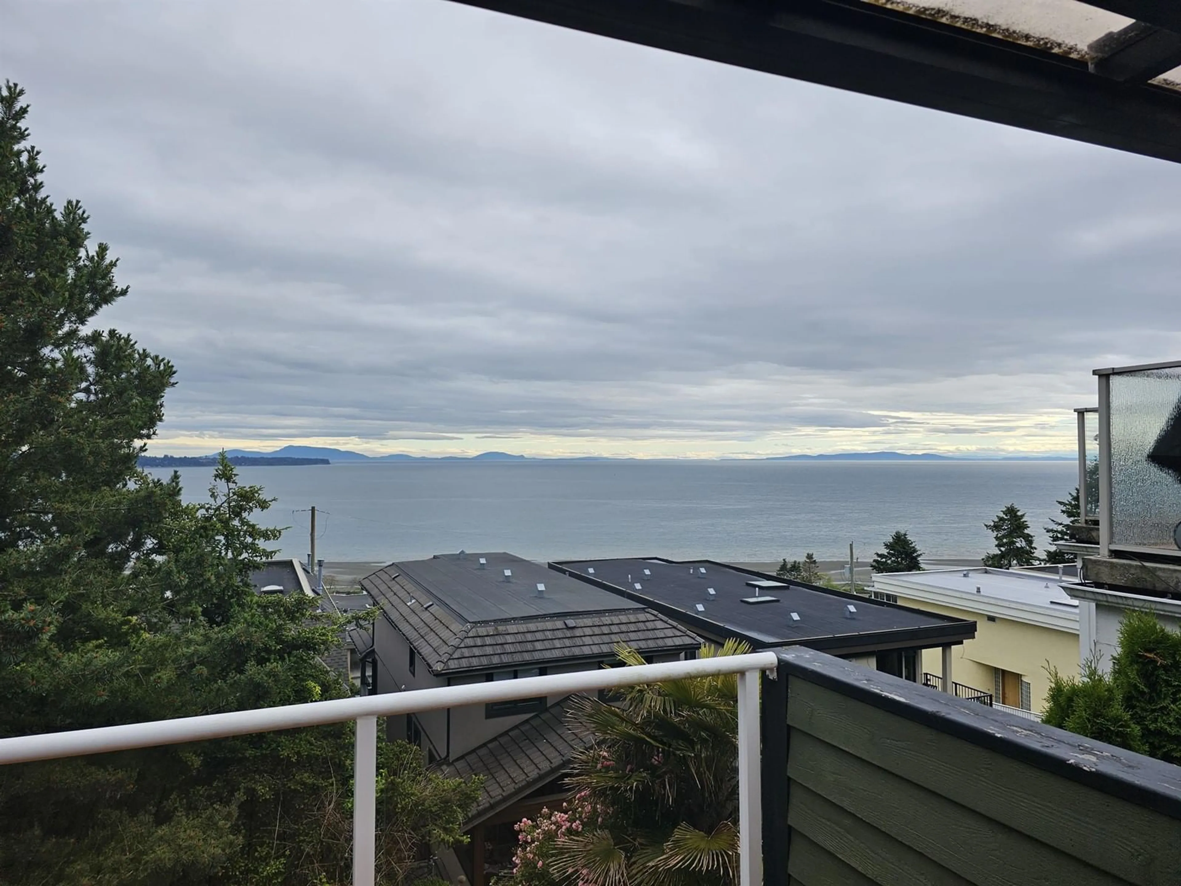 A pic from outside/outdoor area/front of a property/back of a property/a pic from drone, water/lake/river/ocean view for 1349 OXFORD, White Rock British Columbia V4B3R1