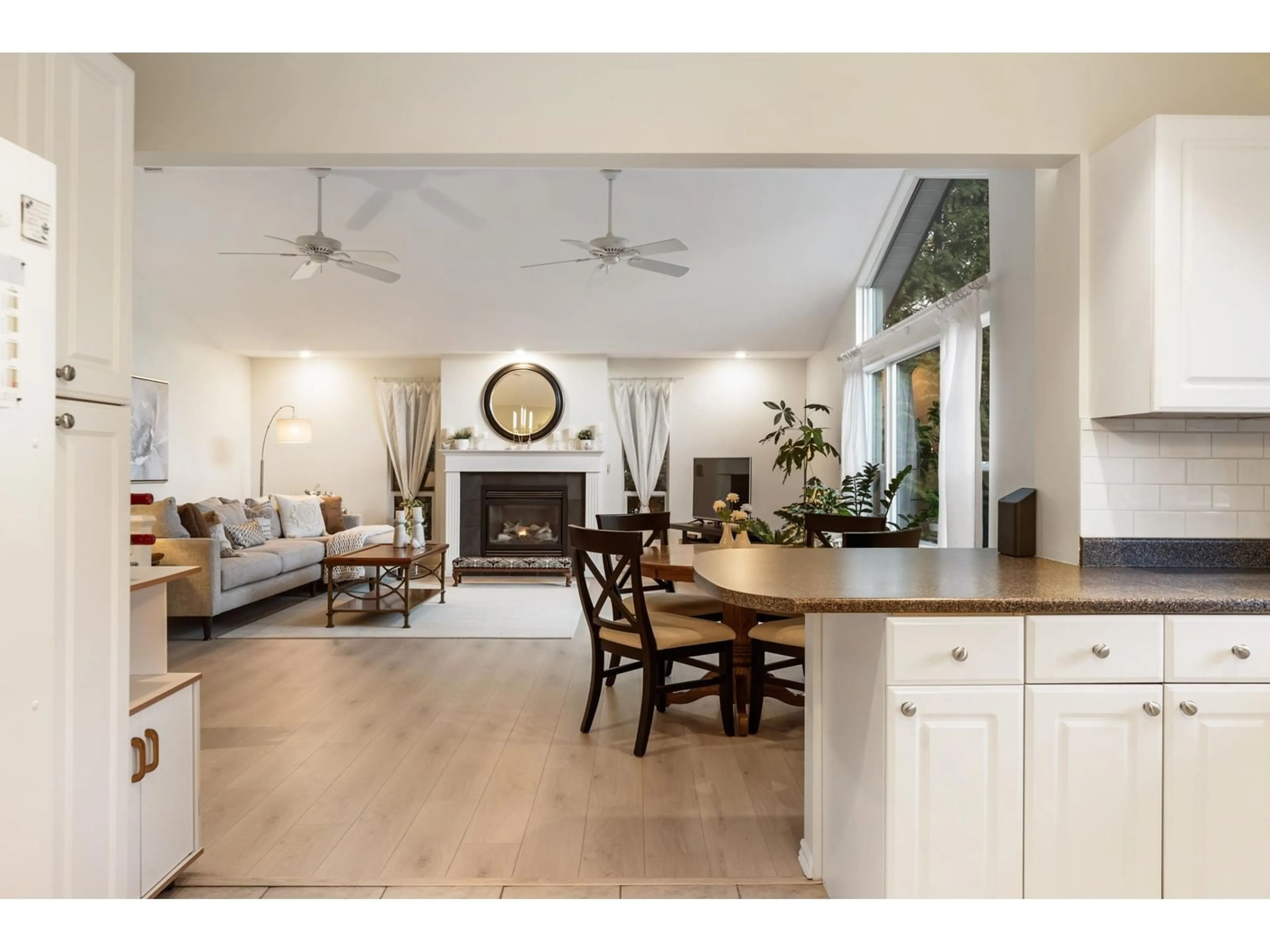 Open concept kitchen, unknown for 18792 88, Surrey British Columbia V4N5T1