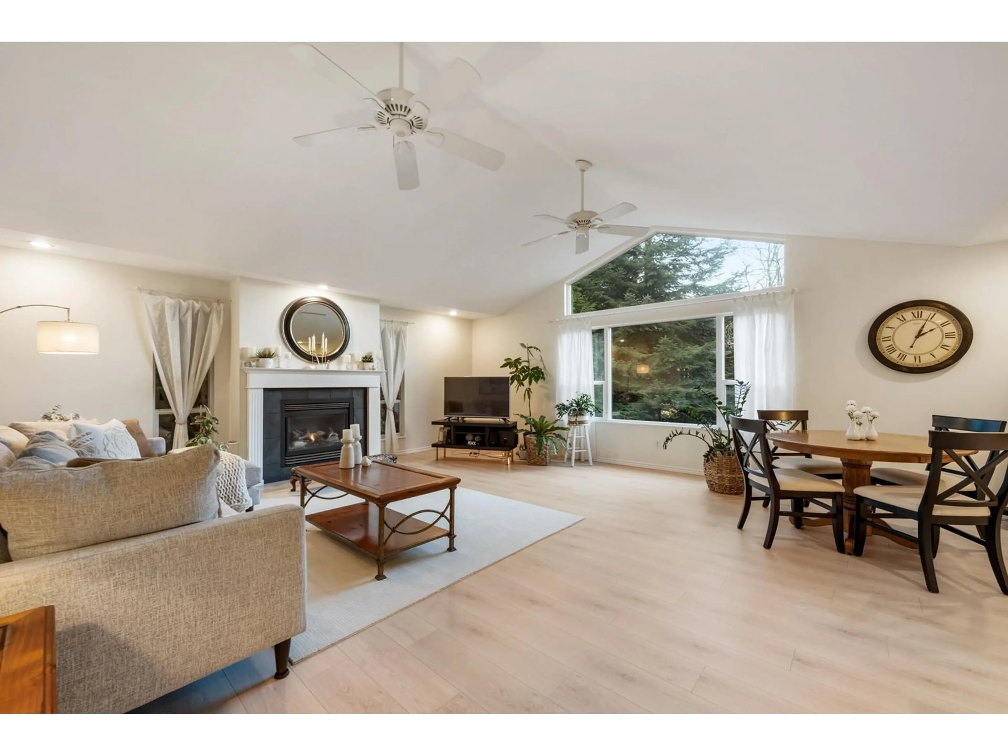 Living room with furniture, unknown for 18792 88, Surrey British Columbia V4N5T1