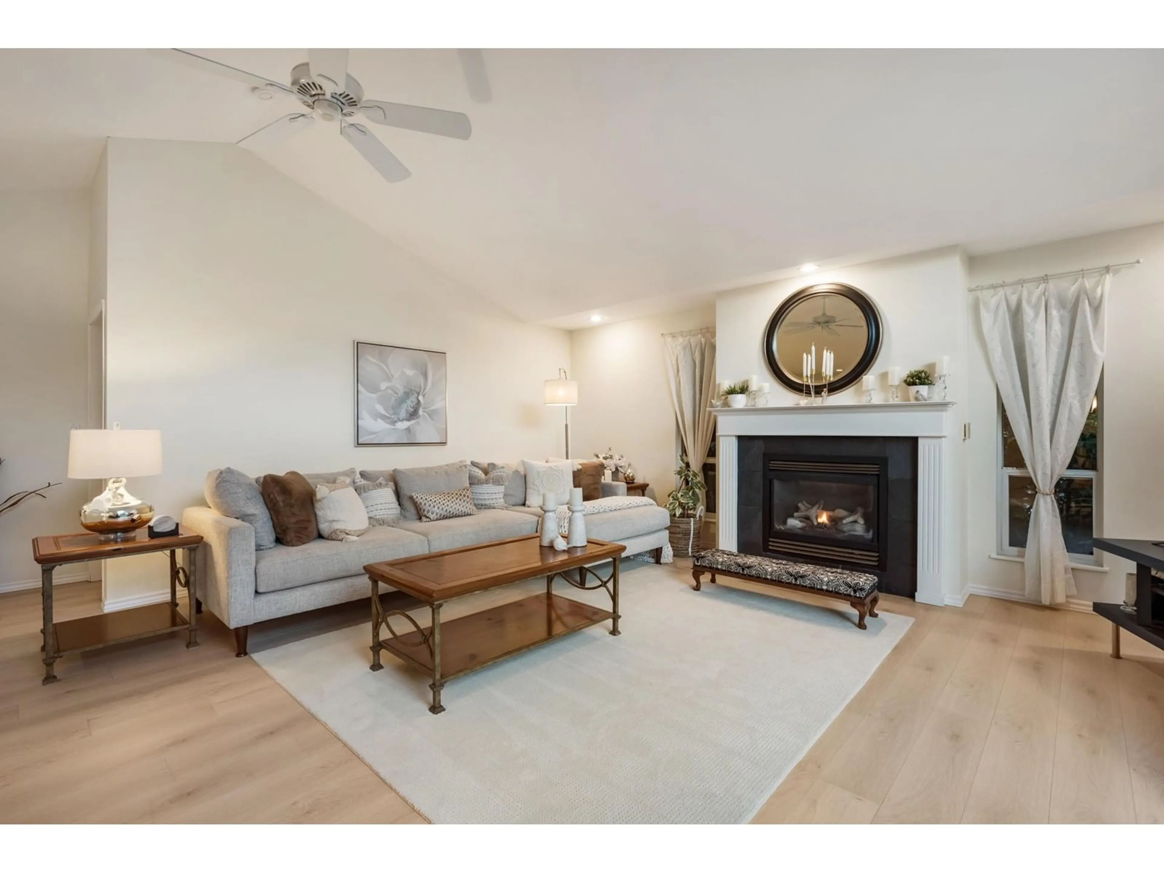 Living room with furniture, unknown for 18792 88, Surrey British Columbia V4N5T1