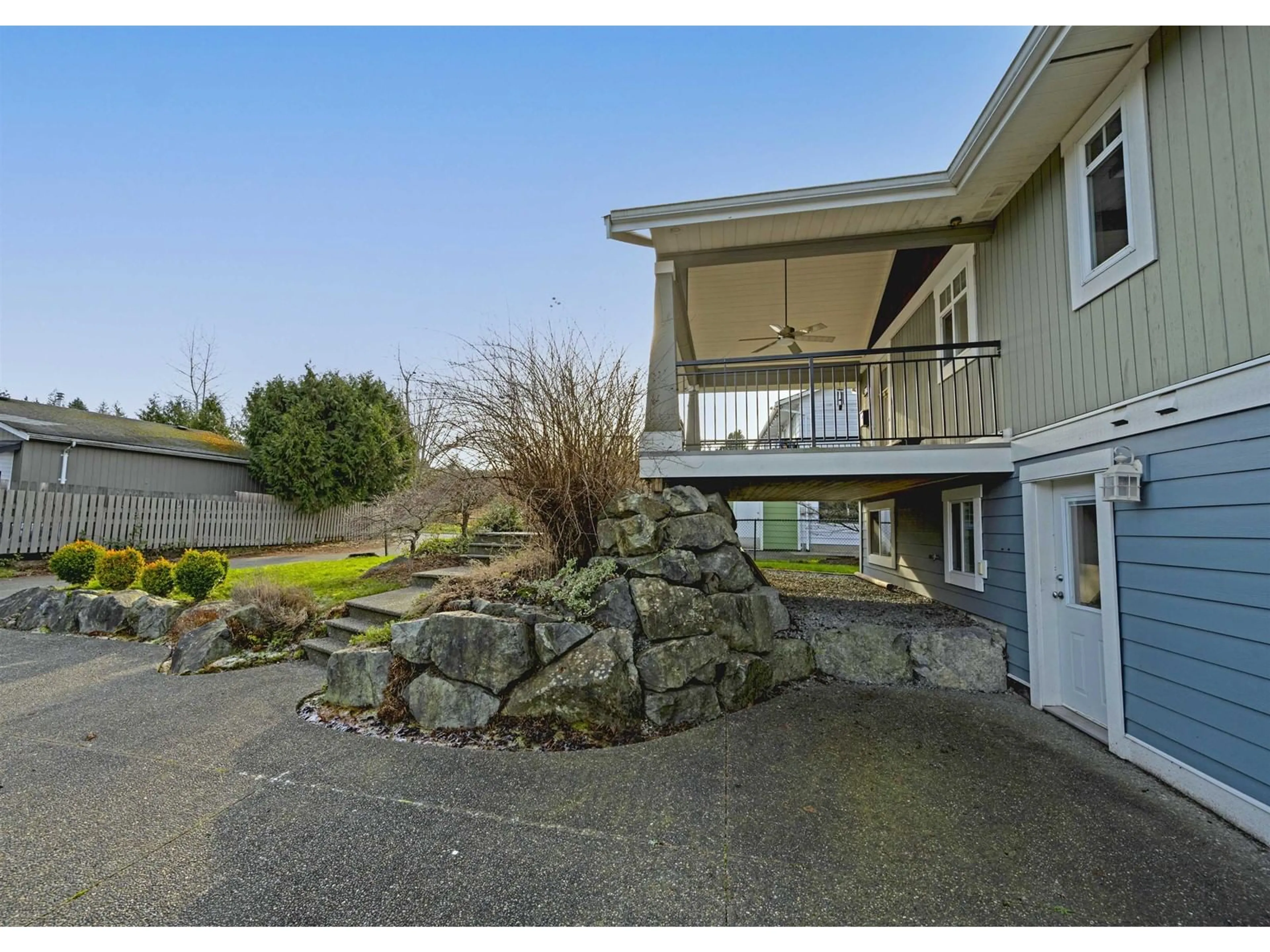 A pic from outside/outdoor area/front of a property/back of a property/a pic from drone, unknown for 4768 200, Langley British Columbia V3A6C5