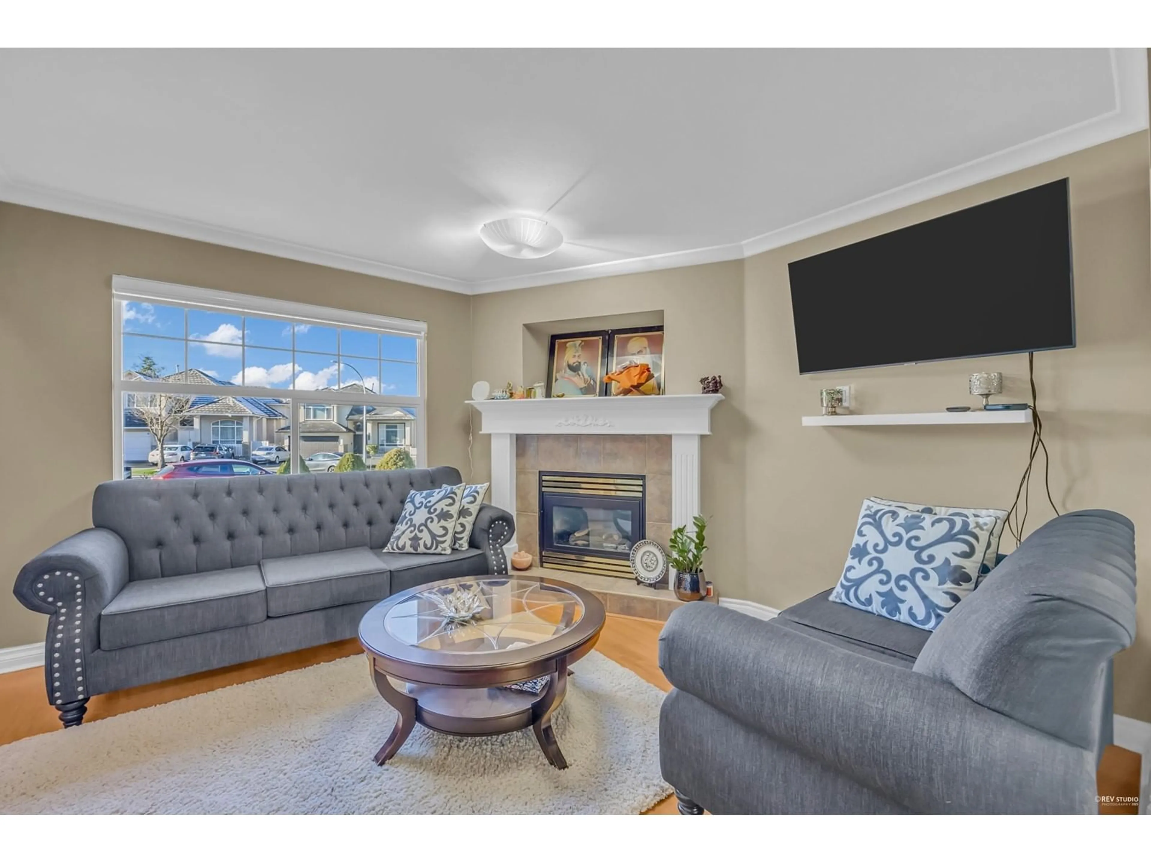 Living room with furniture, unknown for 6380 125A, Surrey British Columbia V3X3N1