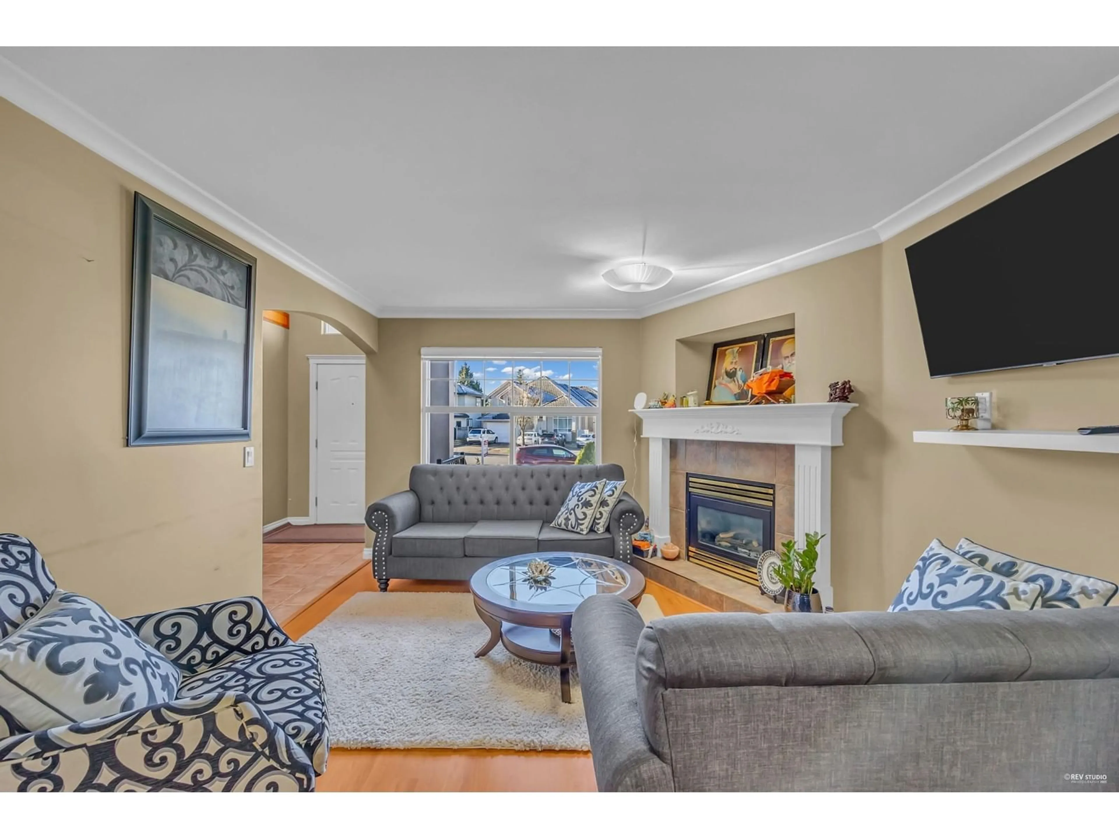 Living room with furniture, unknown for 6380 125A, Surrey British Columbia V3X3N1