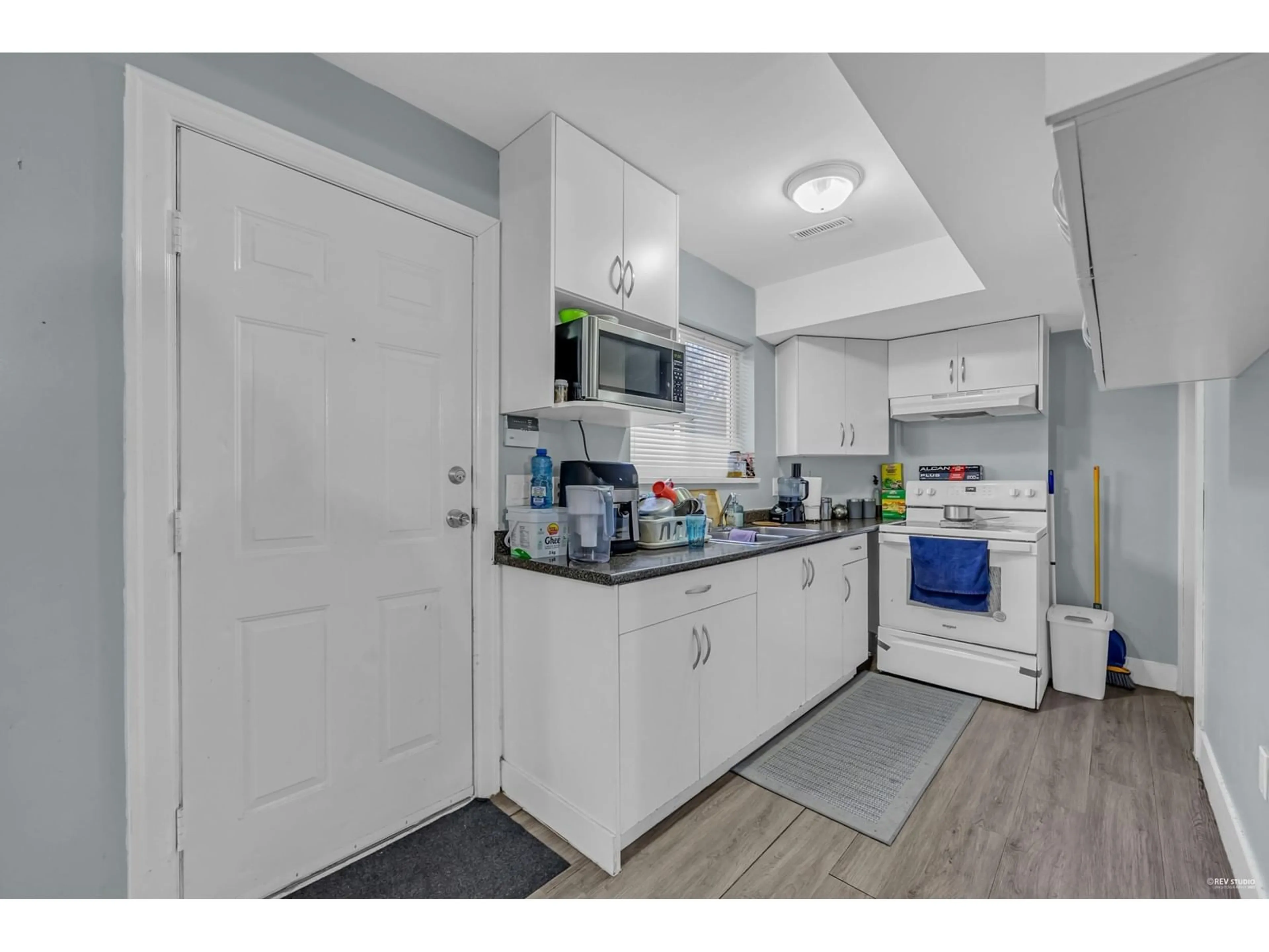 Standard kitchen, unknown for 6380 125A STREET, Surrey British Columbia V3X3N1