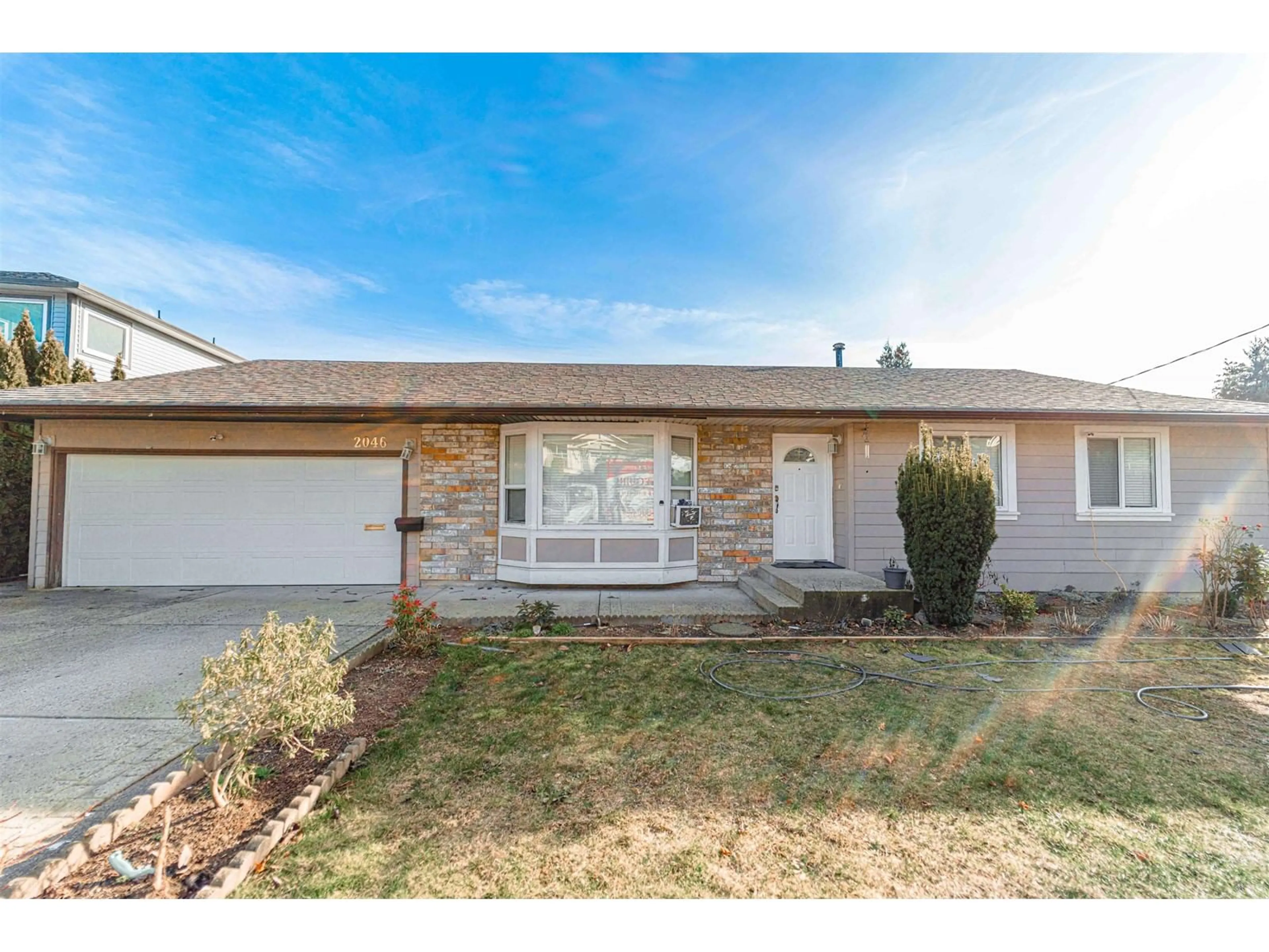 Home with vinyl exterior material, street for 2046 MAJESTIC, Abbotsford British Columbia V2T3G1