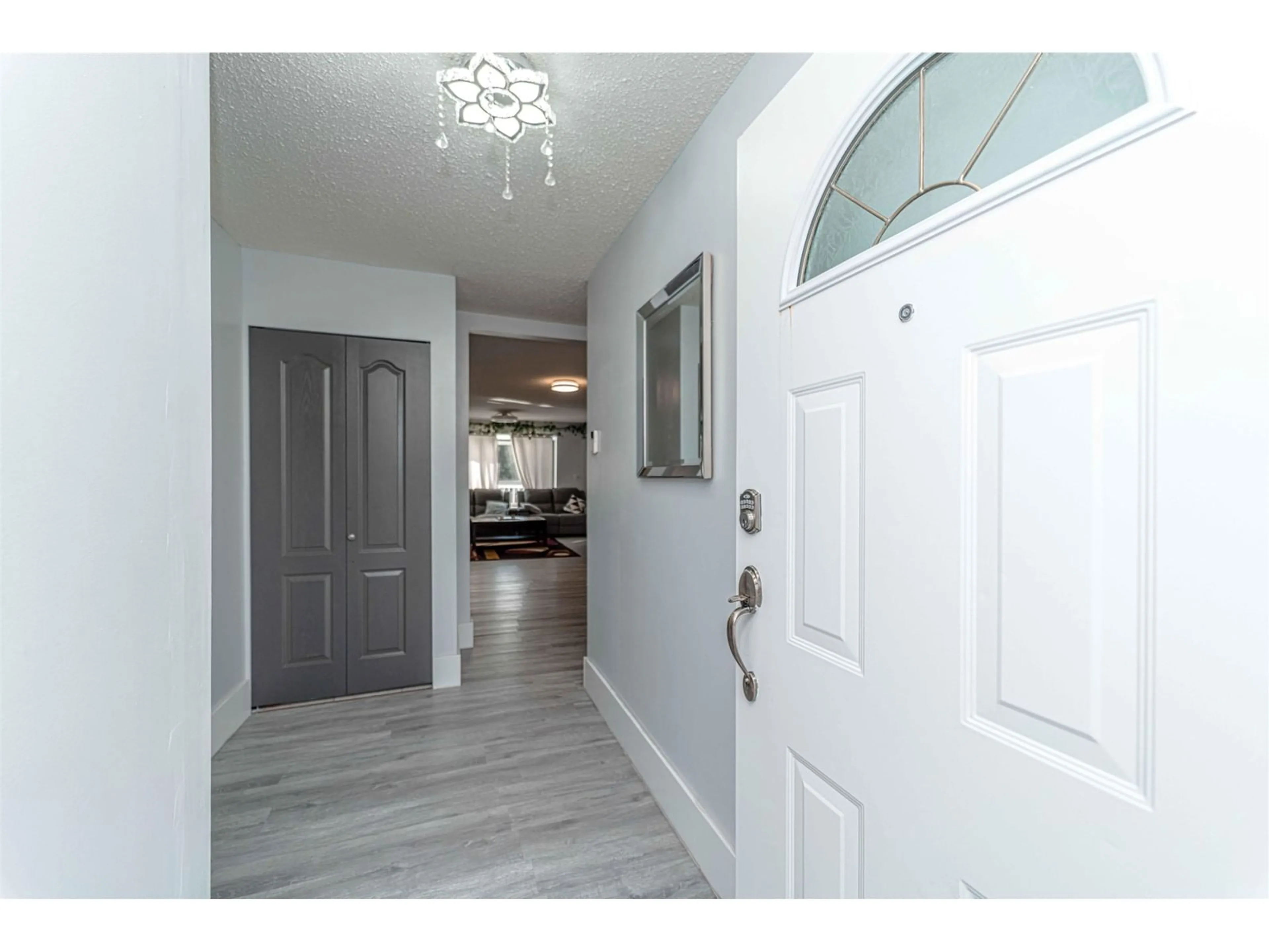 Indoor entryway for 2046 MAJESTIC, Abbotsford British Columbia V2T3G1