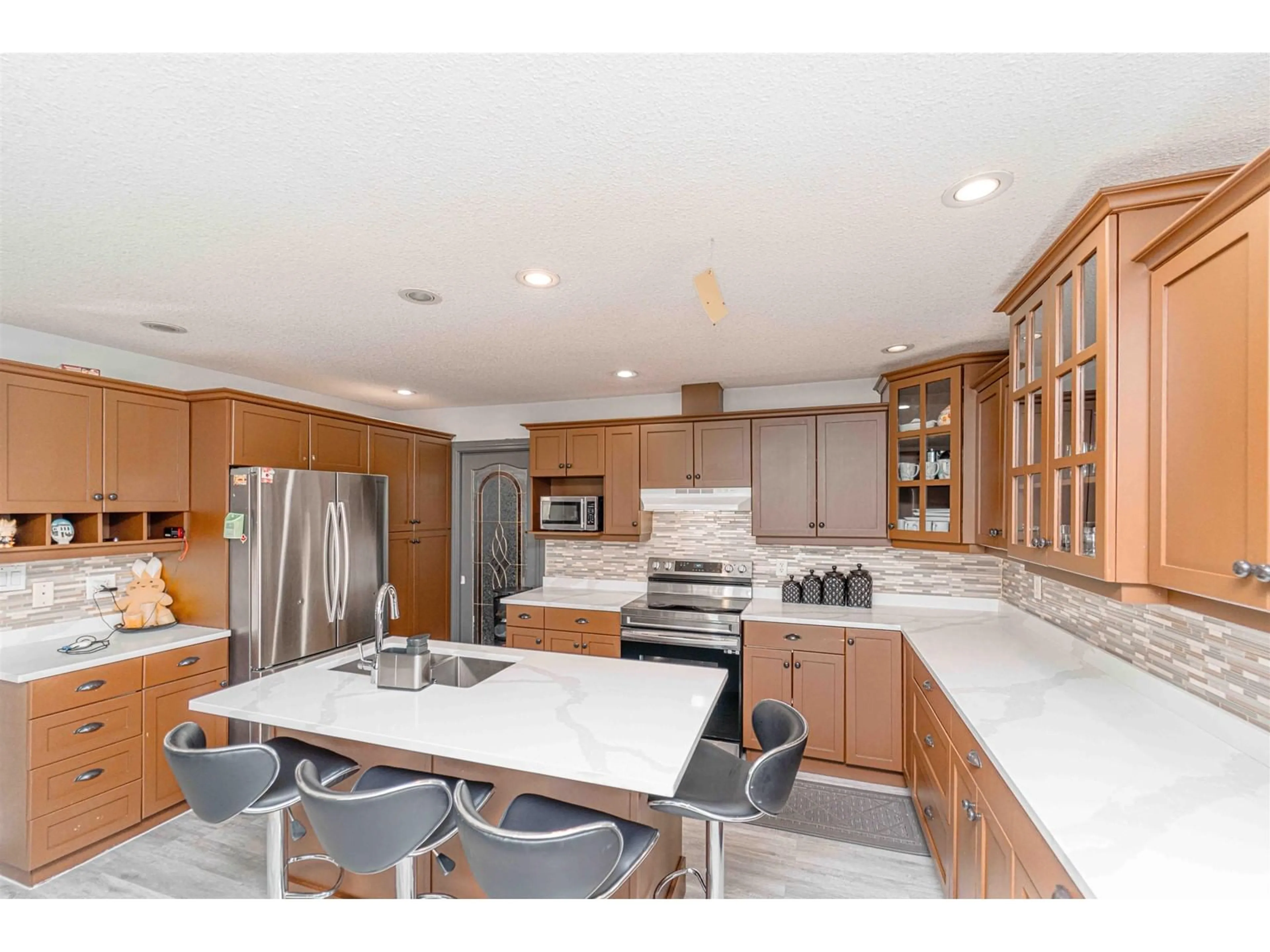 Open concept kitchen, ceramic/tile floor for 2046 MAJESTIC, Abbotsford British Columbia V2T3G1