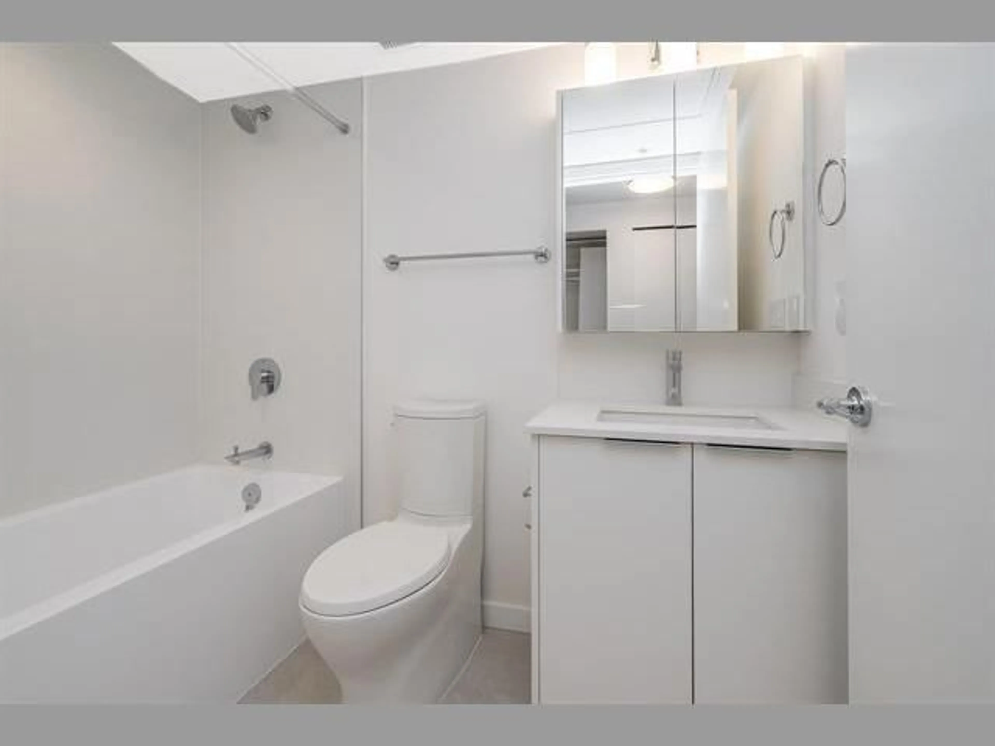Standard bathroom, unknown for 308 - 10333 133, Surrey British Columbia V3T0V1