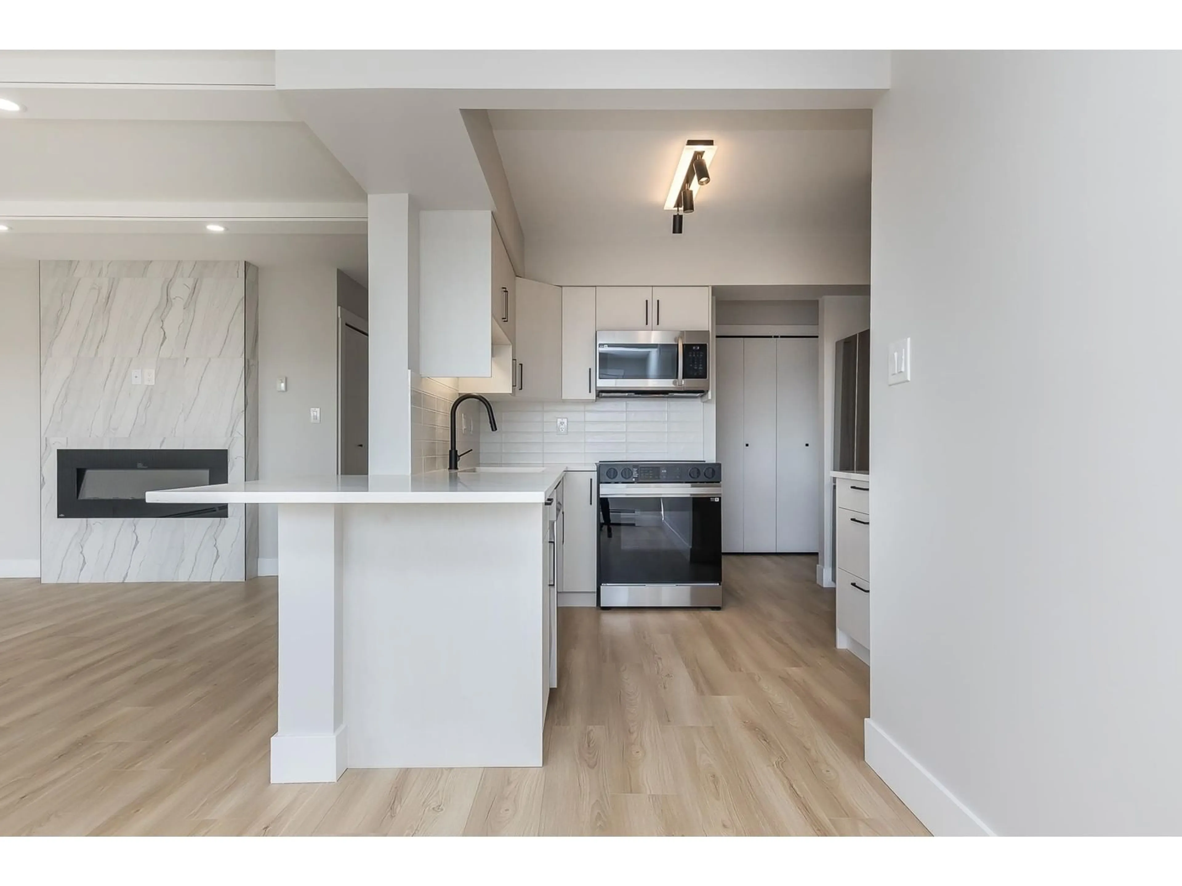 Open concept kitchen, wood/laminate floor for 719 31955 OLD YALE ROAD, Abbotsford British Columbia V2T4N1