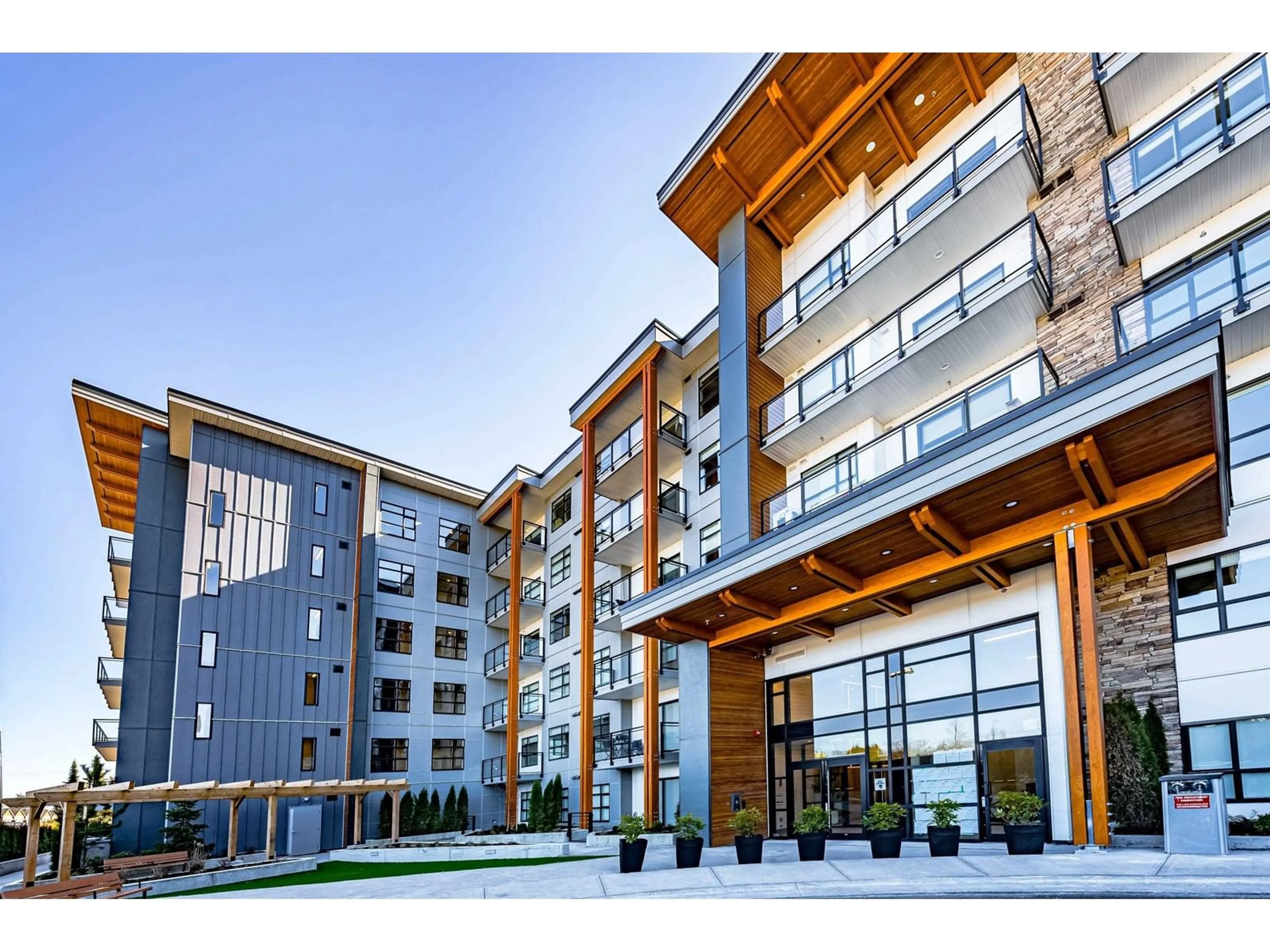 Indoor foyer for 404 - 6960 NICHOLSON, Delta British Columbia V4E0A9