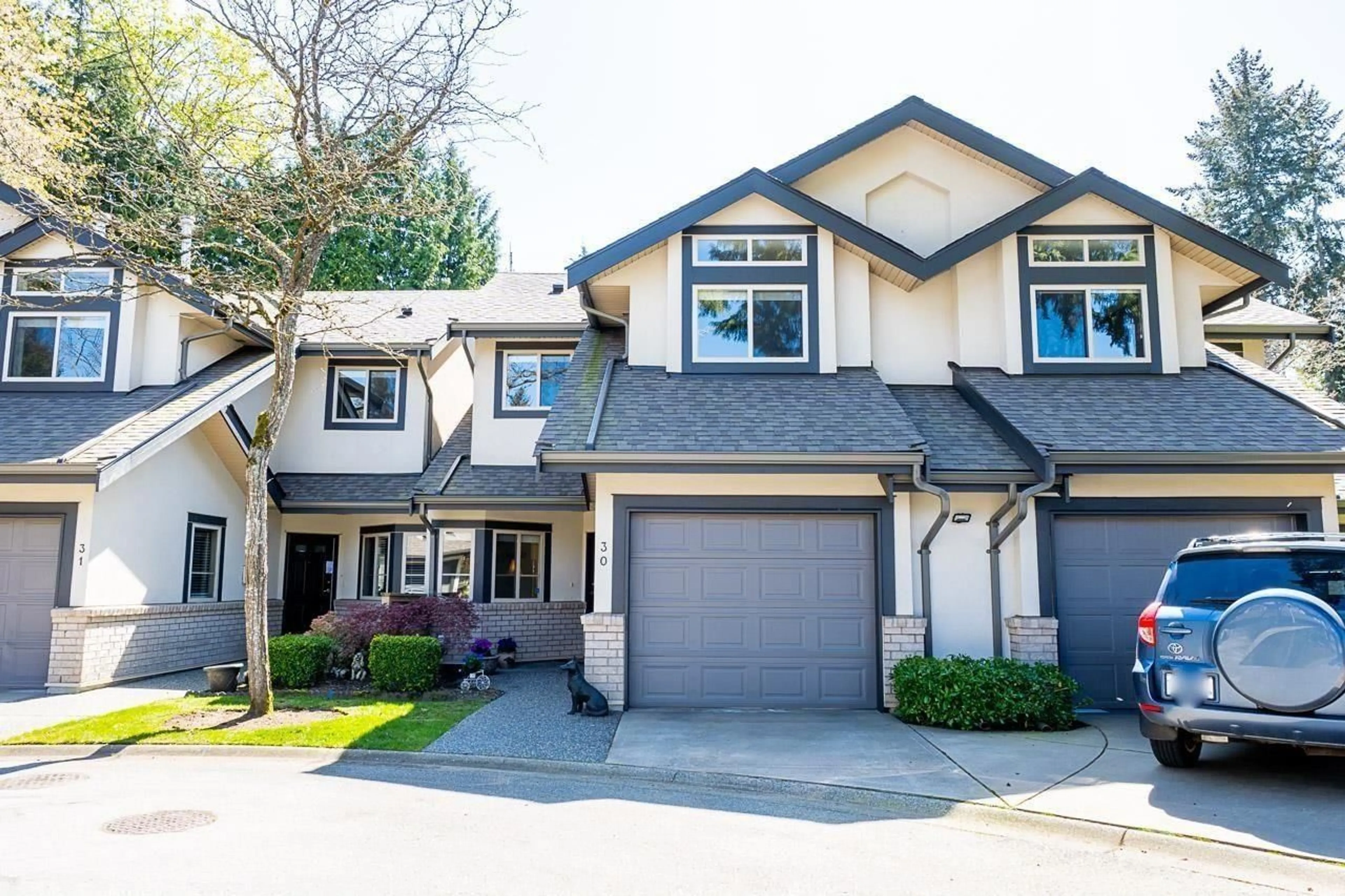 Home with vinyl exterior material, street for 30 3387 KING GEORGE BOULEVARD, Surrey British Columbia V4P1B7