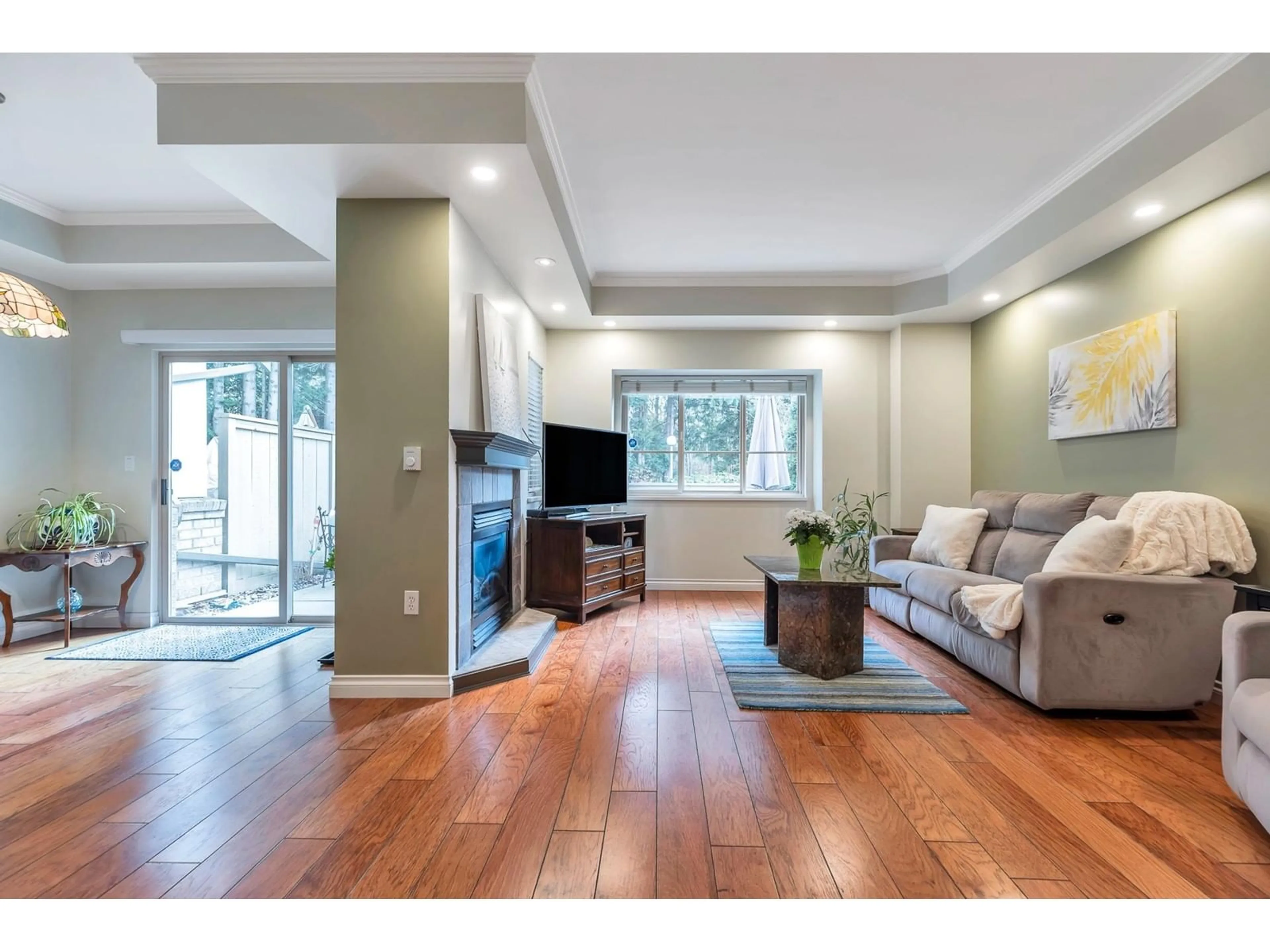 Living room with furniture, wood/laminate floor for 30 3387 KING GEORGE BOULEVARD, Surrey British Columbia V4P1B7