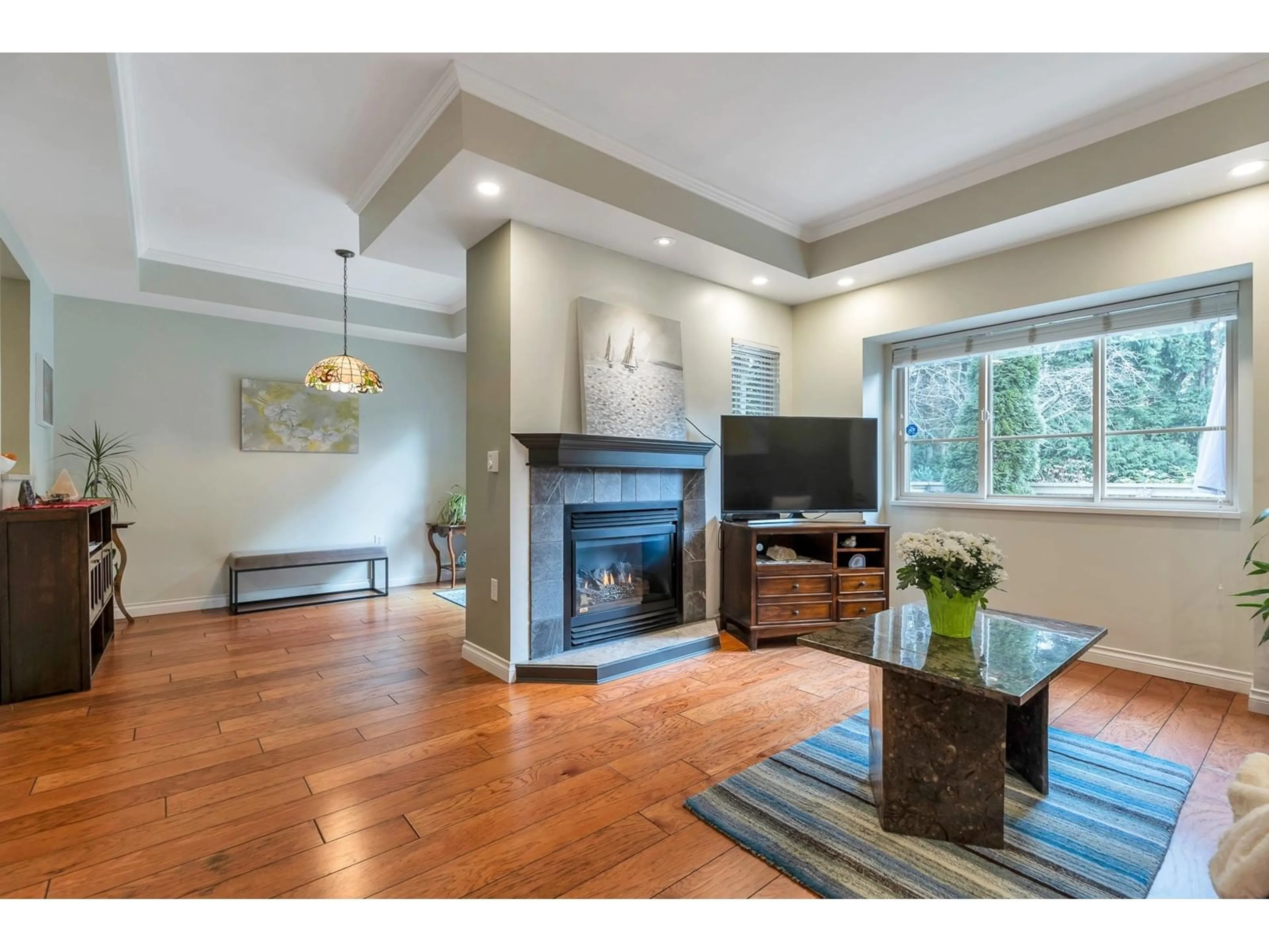 Living room with furniture, wood/laminate floor for 30 3387 KING GEORGE BOULEVARD, Surrey British Columbia V4P1B7