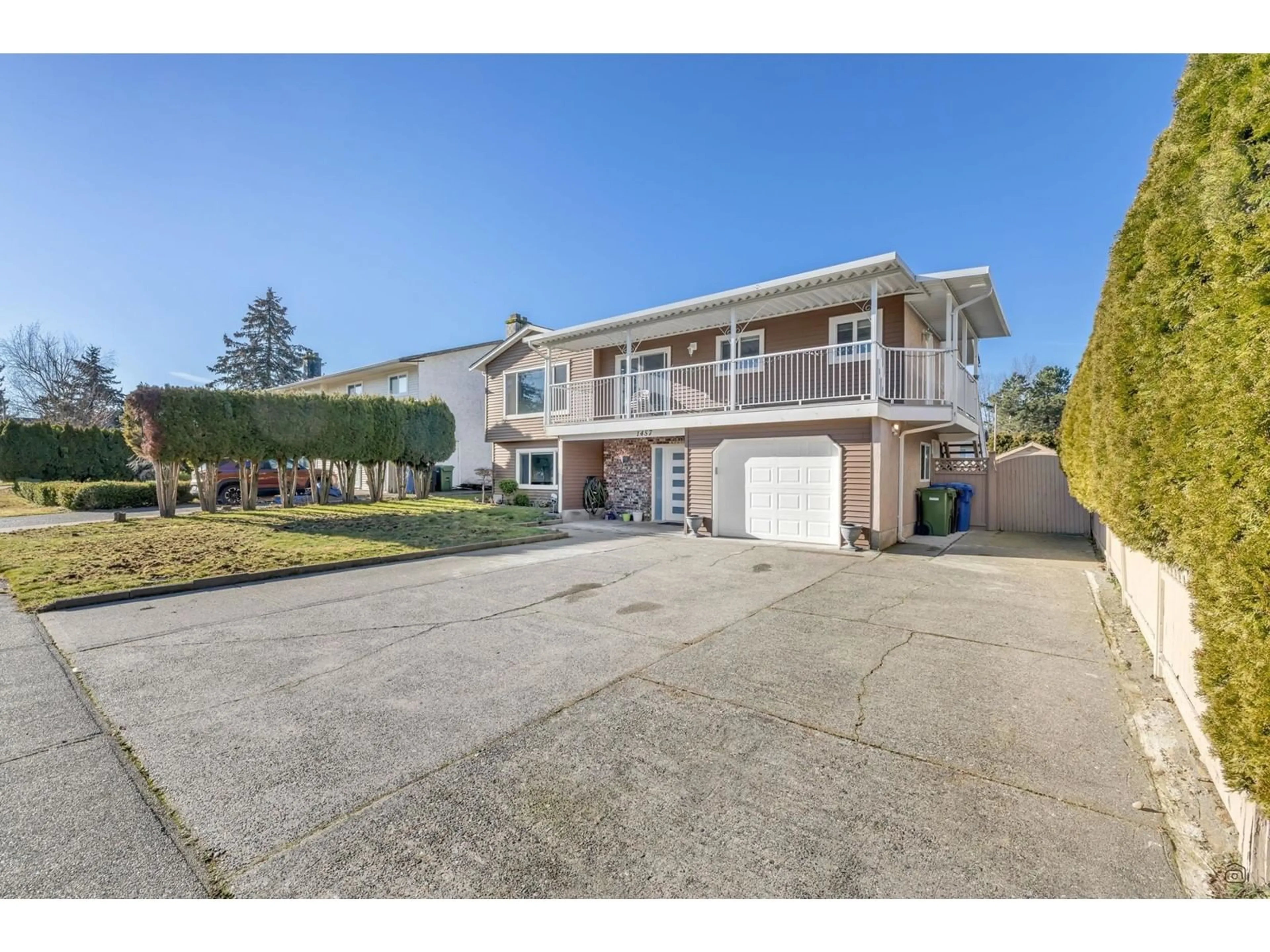 A pic from outside/outdoor area/front of a property/back of a property/a pic from drone, street for 1457 KIPLING STREET, Abbotsford British Columbia V2S6J9