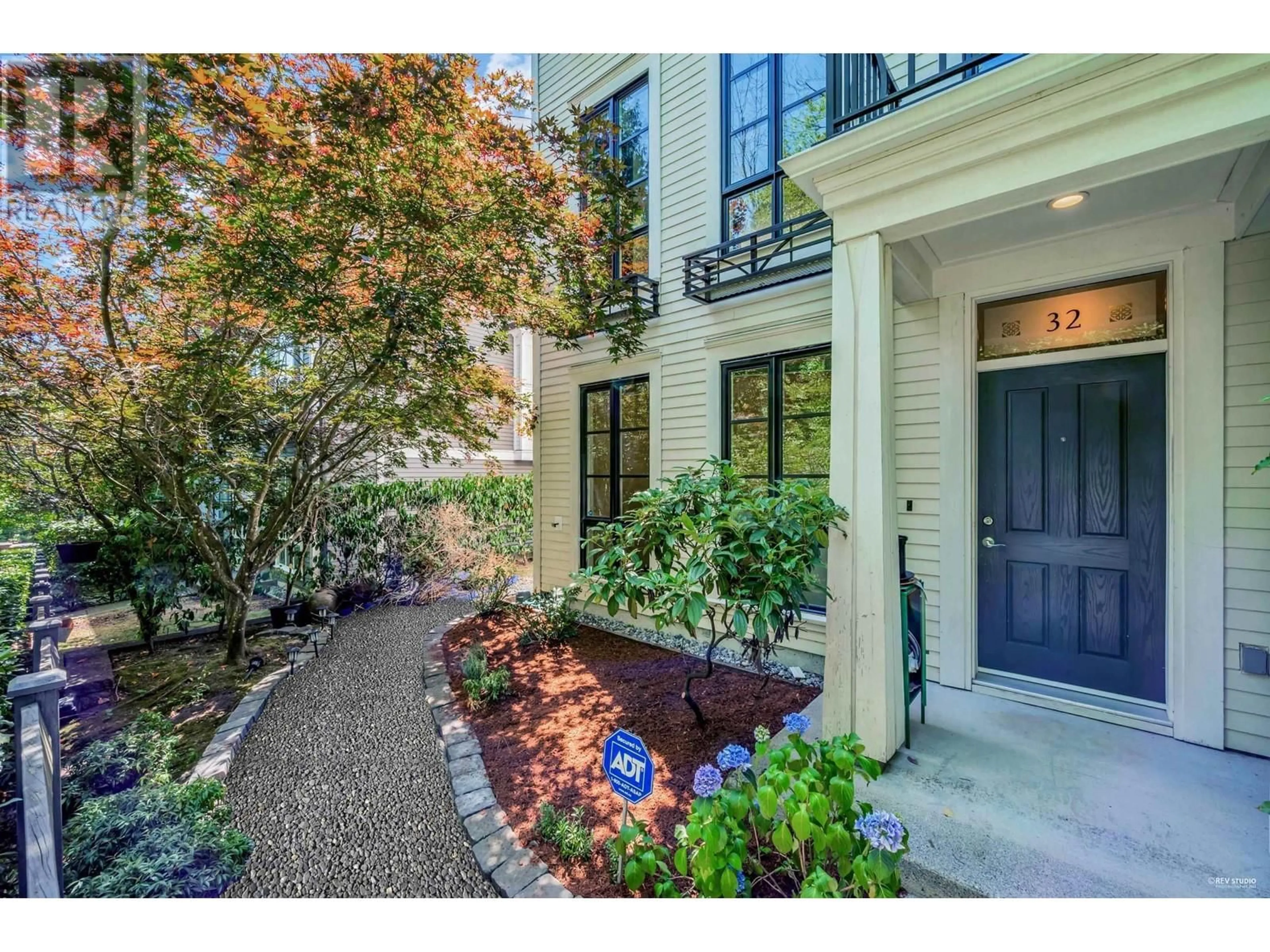 Indoor entryway for 32 3459 WILKIE AVENUE, Coquitlam British Columbia V3B0E6