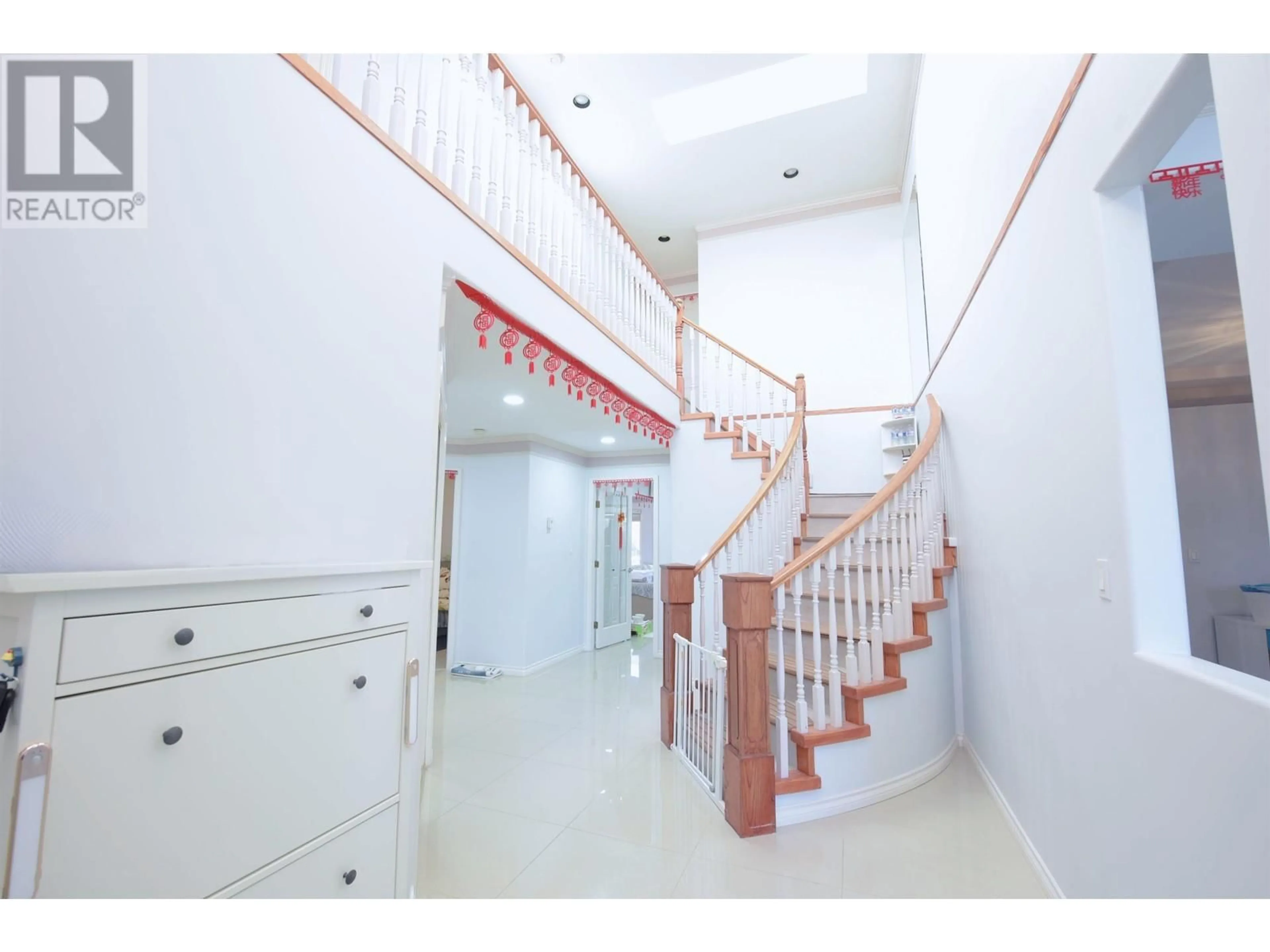 Indoor foyer for 5500 MCCOLL CRESCENT, Richmond British Columbia V6V2L6