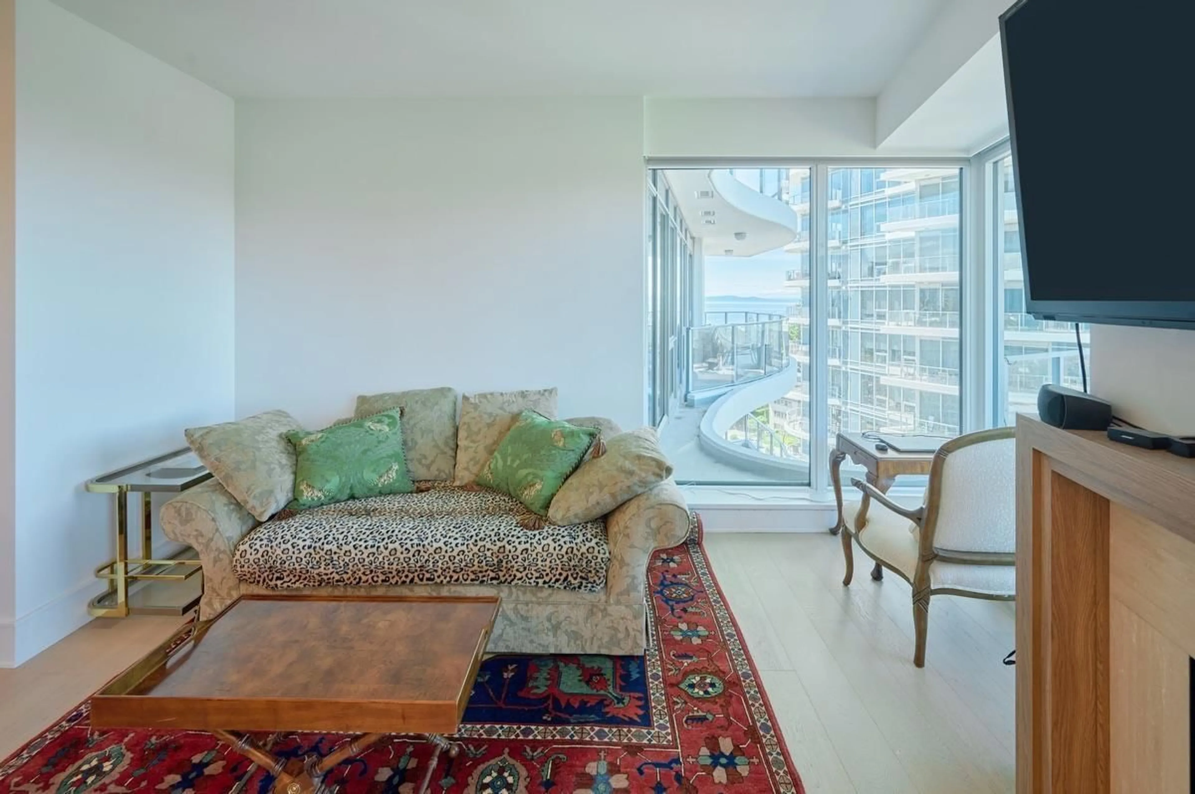 Living room with furniture, carpet floor for 801 1501 FOSTER STREET, Surrey British Columbia V4B0C3