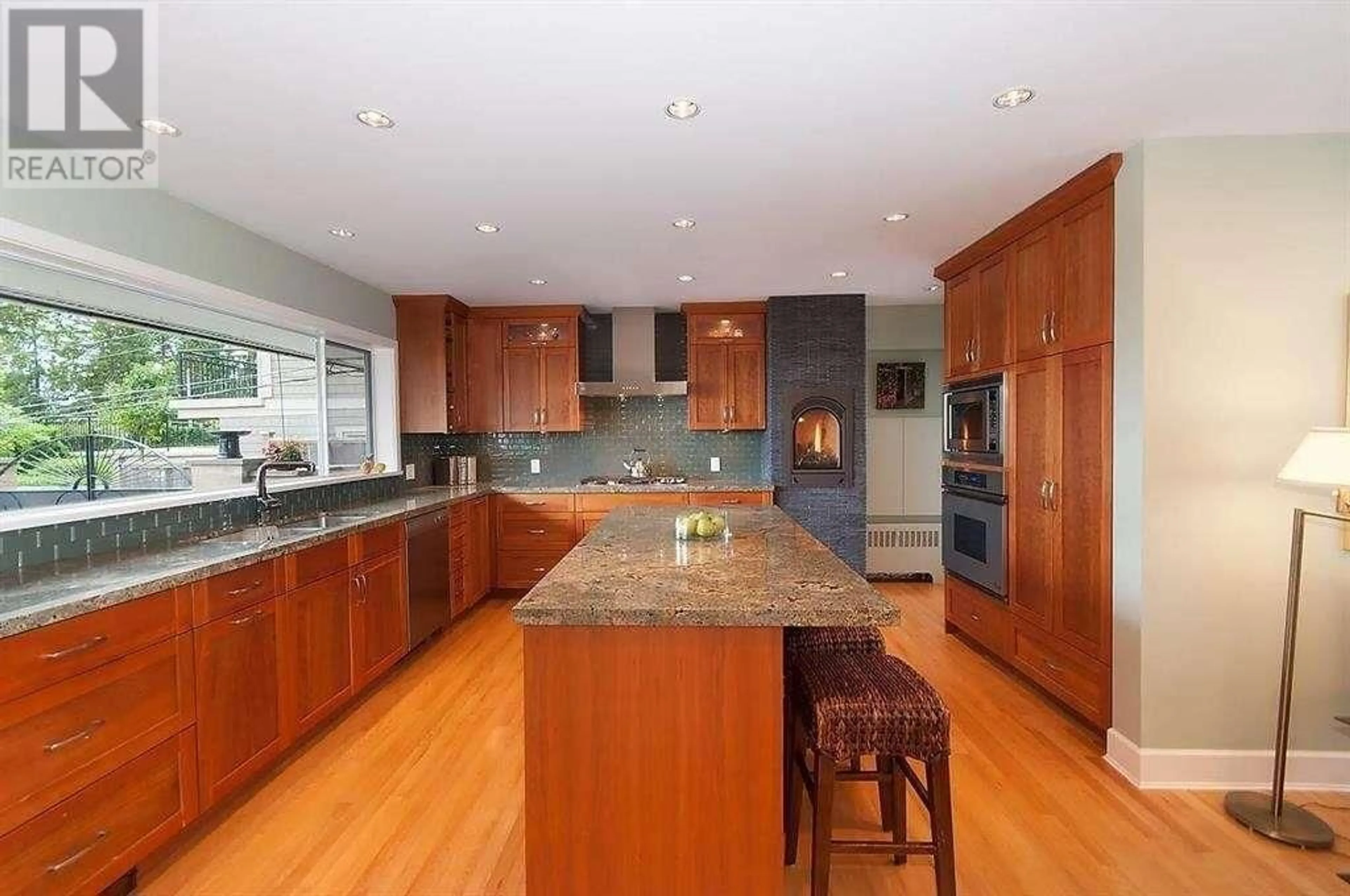 Contemporary kitchen, unknown for 3365 CRAIGEND ROAD, West Vancouver British Columbia V7V3G1