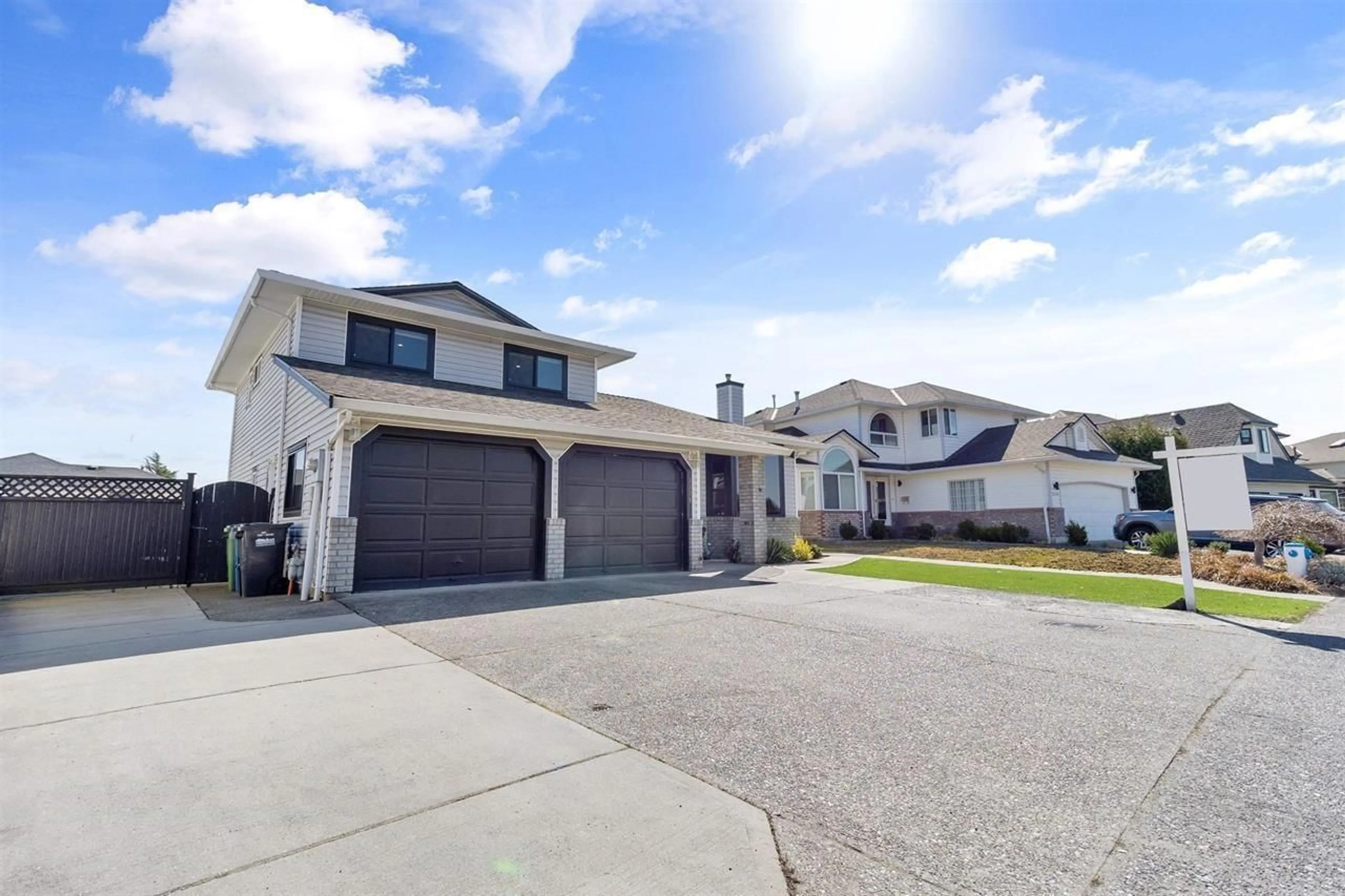 Home with vinyl exterior material, street for 3376 ELKFORD DRIVE, Abbotsford British Columbia V2T5C5