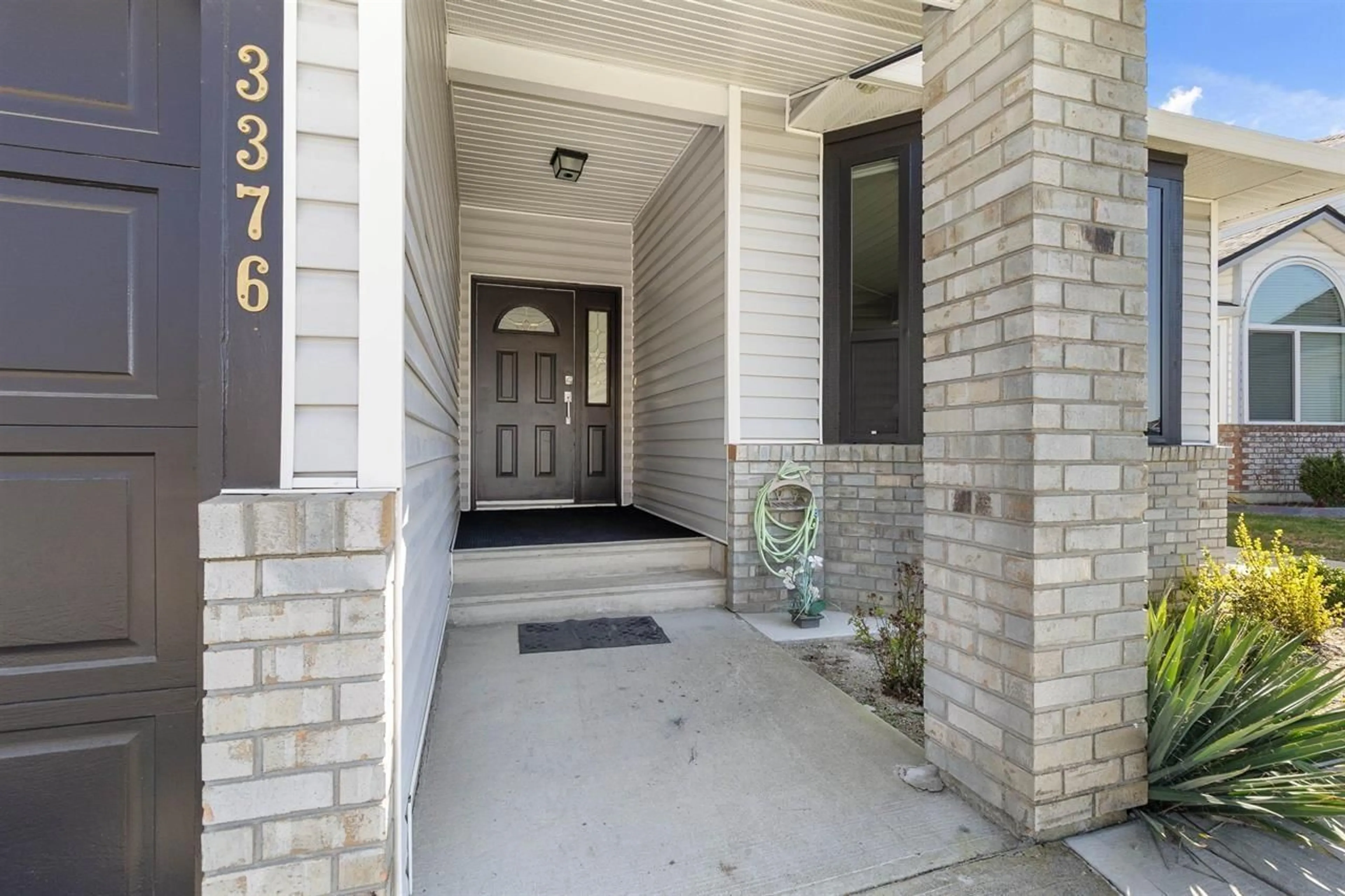 Indoor entryway for 3376 ELKFORD DRIVE, Abbotsford British Columbia V2T5C5