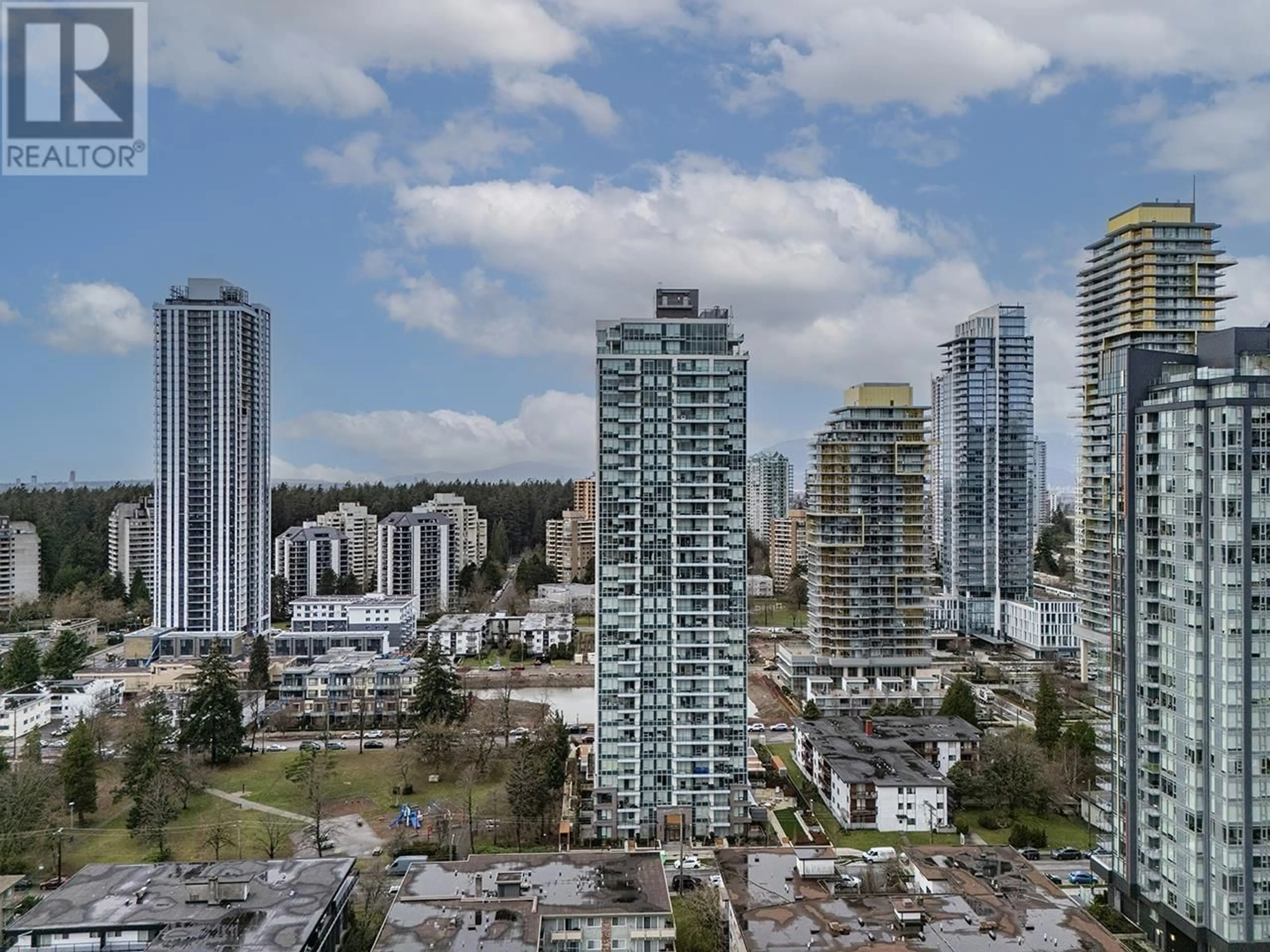 A pic from outside/outdoor area/front of a property/back of a property/a pic from drone, city buildings view from balcony for 709 6463 SILVER AVENUE, Burnaby British Columbia V5H0K4