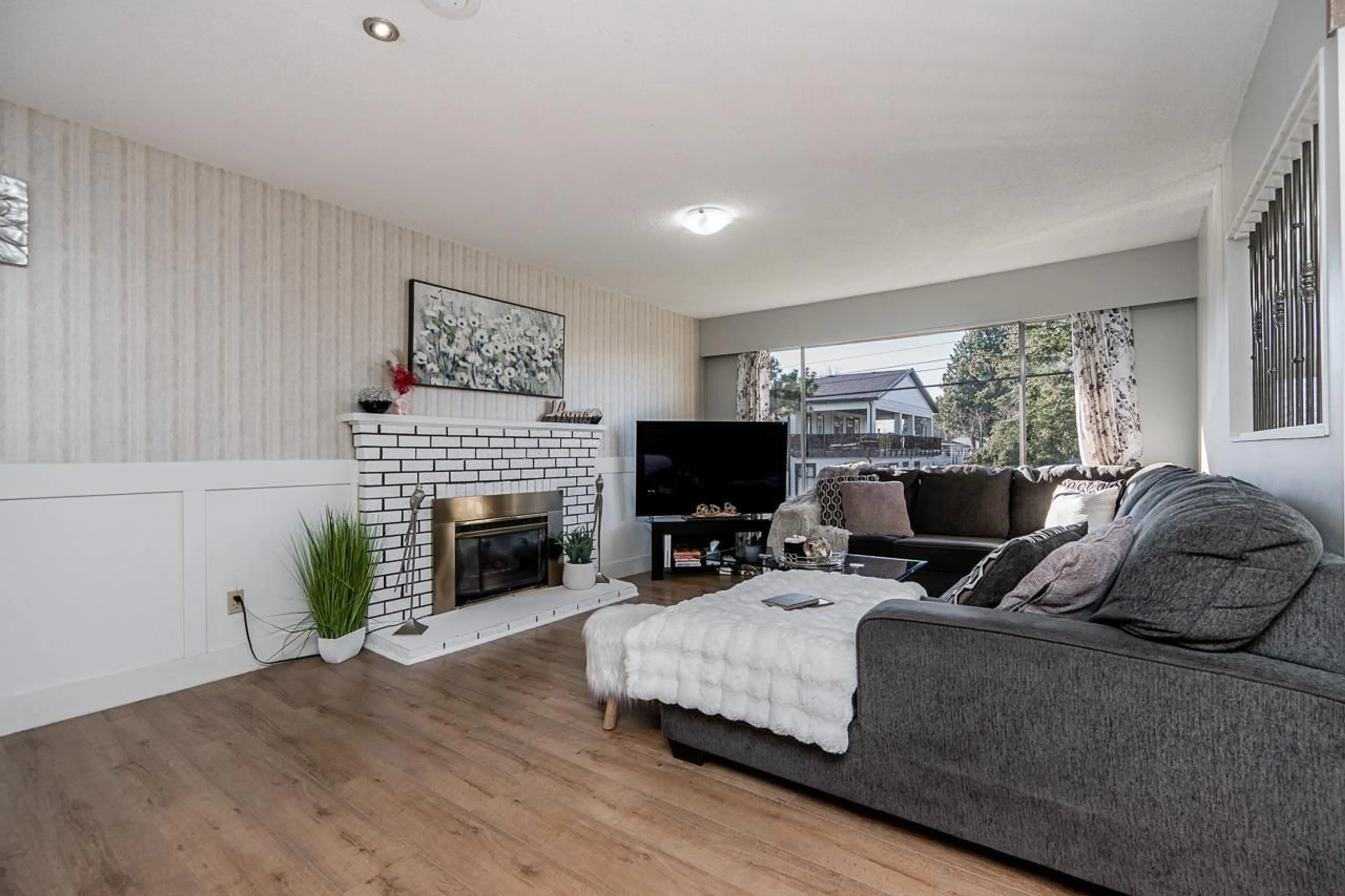 Living room with furniture, wood/laminate floor for 8186 111B STREET, Delta British Columbia V4C4S6