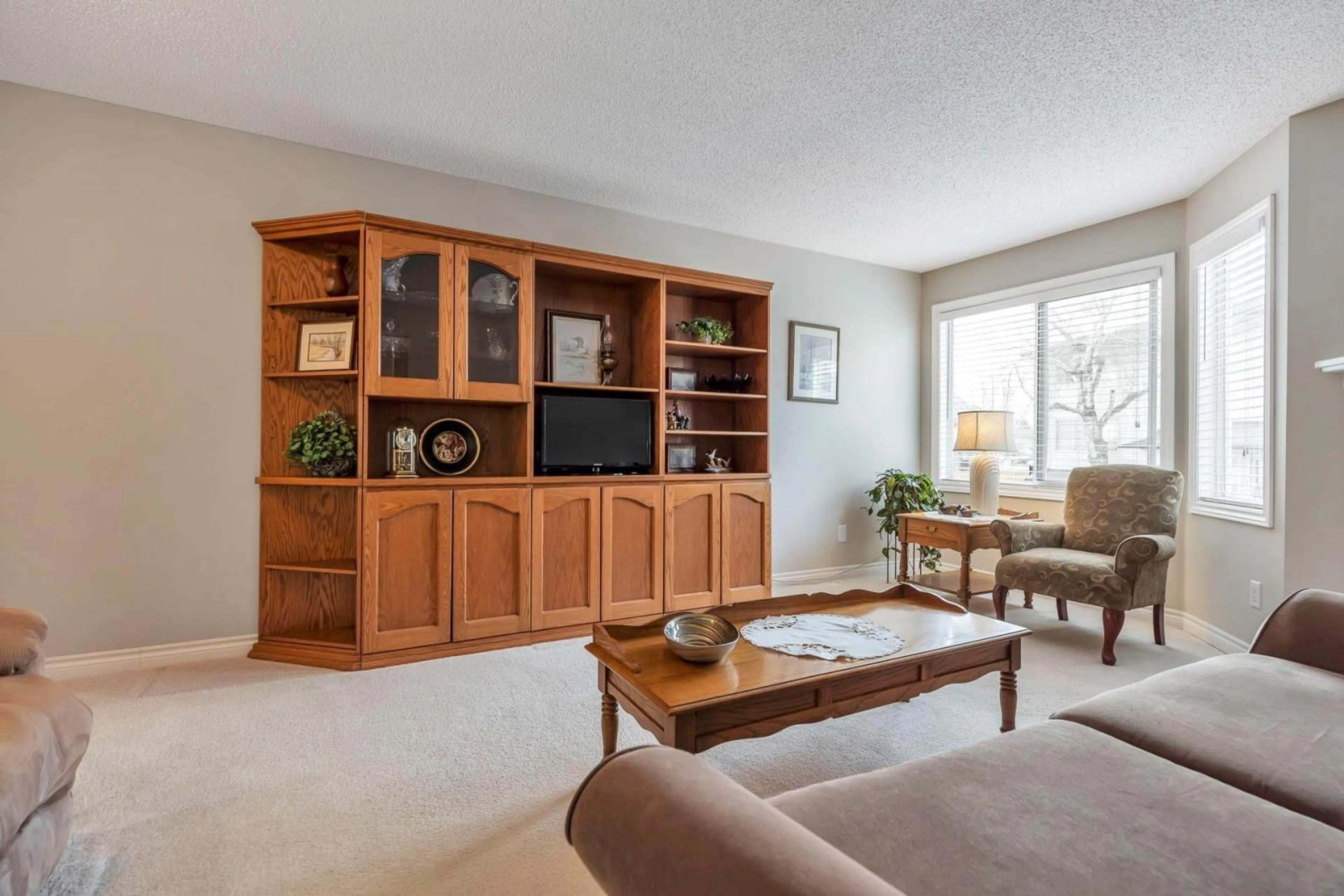 Living room with furniture, wood/laminate floor for 10 5904 VEDDER ROAD|Vedder Crossing, Chilliwack British Columbia V2R3E7