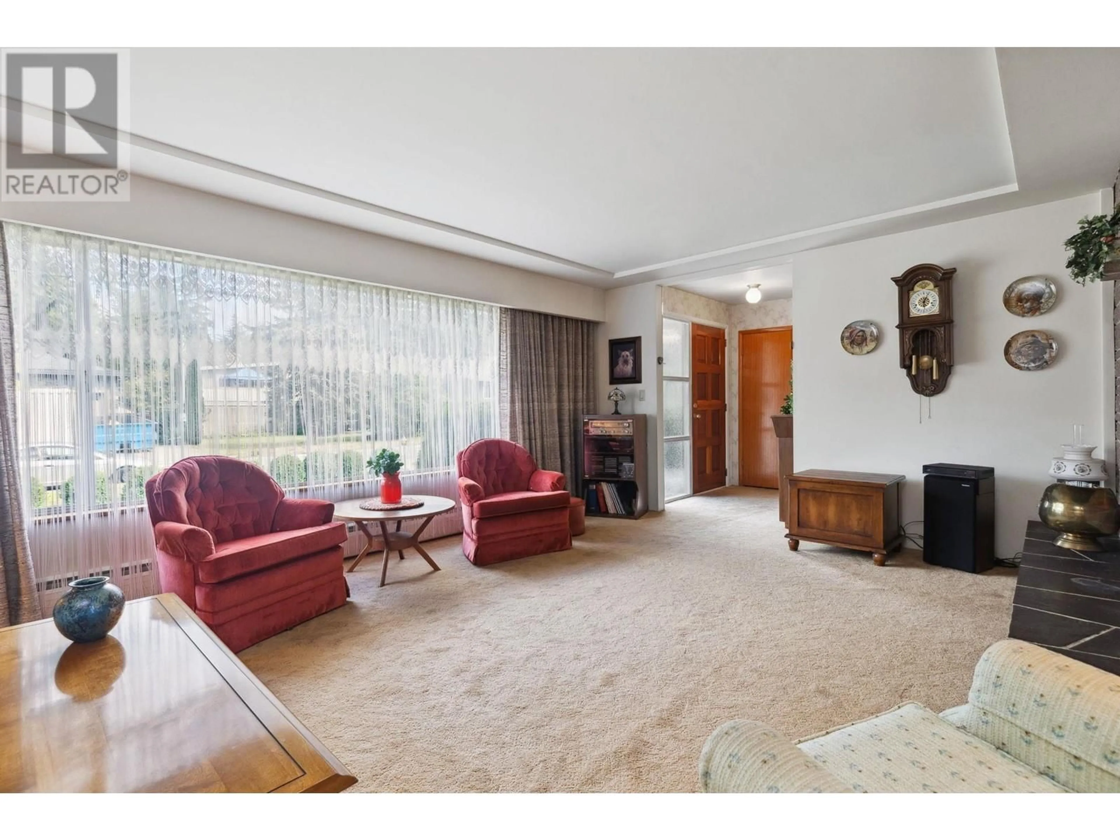 Living room with furniture, carpet floor for 2649 STANDISH DRIVE, North Vancouver British Columbia V7H1M9