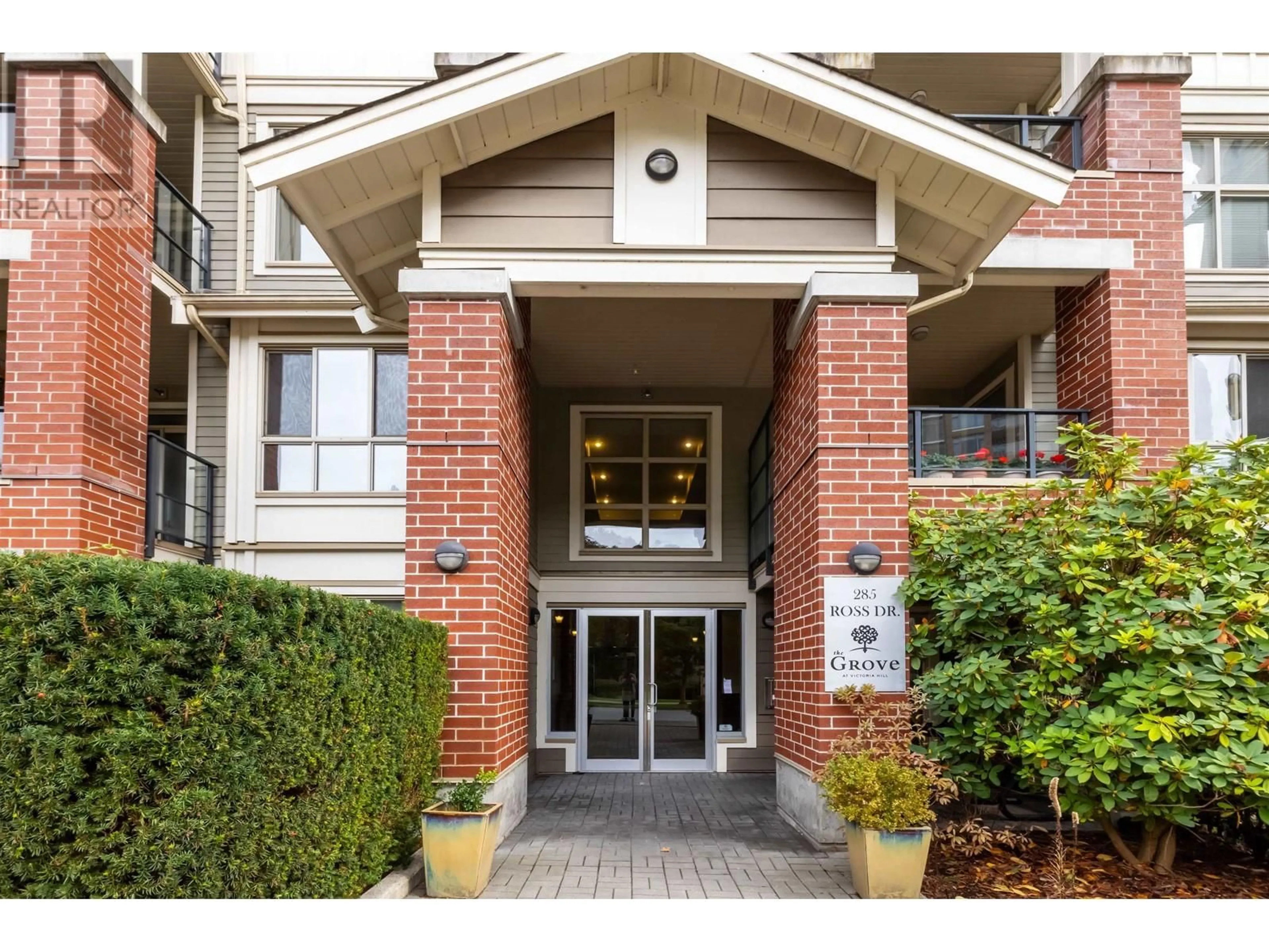 Indoor foyer for 108 285 ROSS DRIVE, New Westminster British Columbia V3L0B9