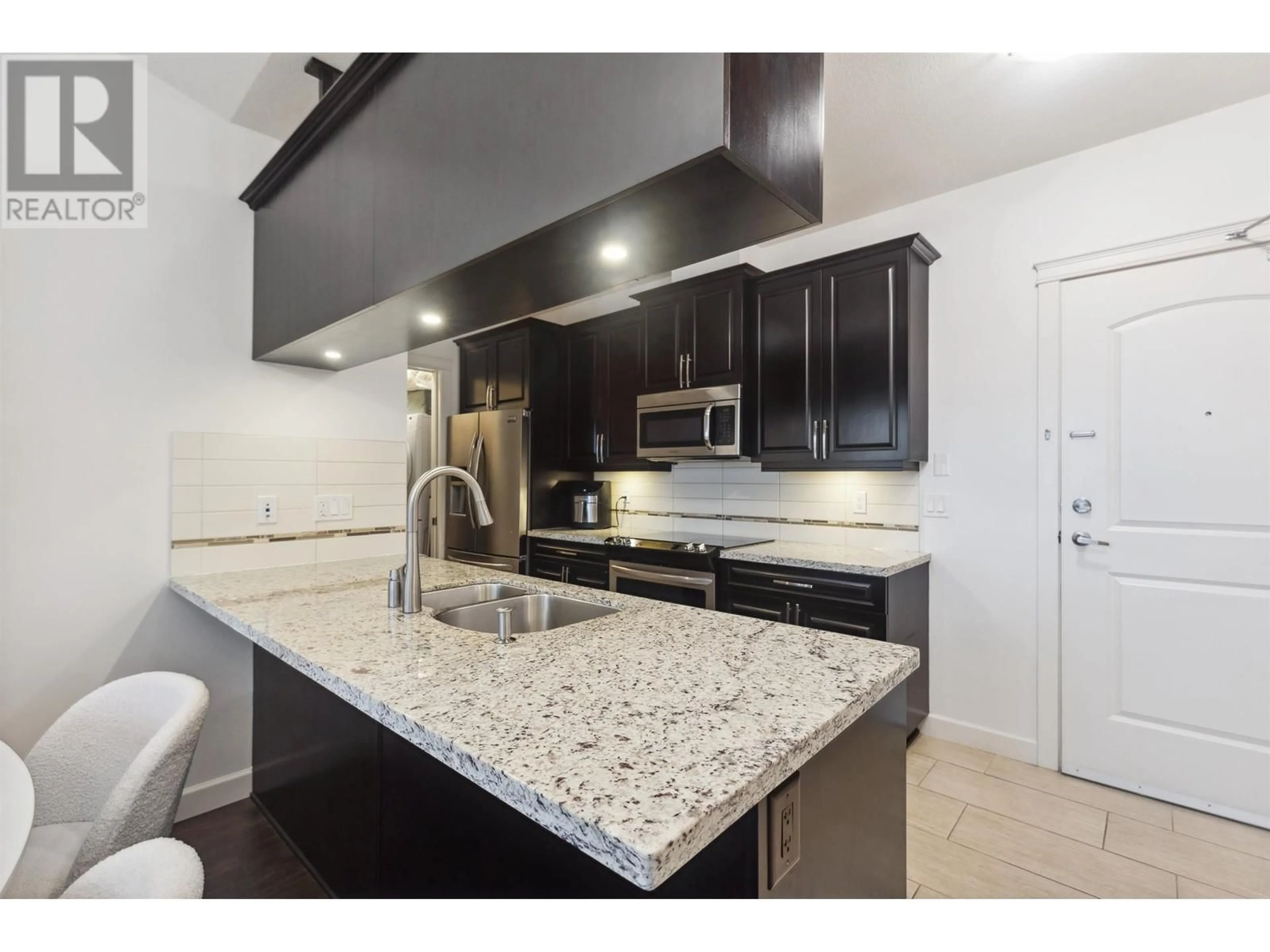 Open concept kitchen, ceramic/tile floor for 412 - 12635 190A STREET, Pitt Meadows British Columbia V3Y0E8