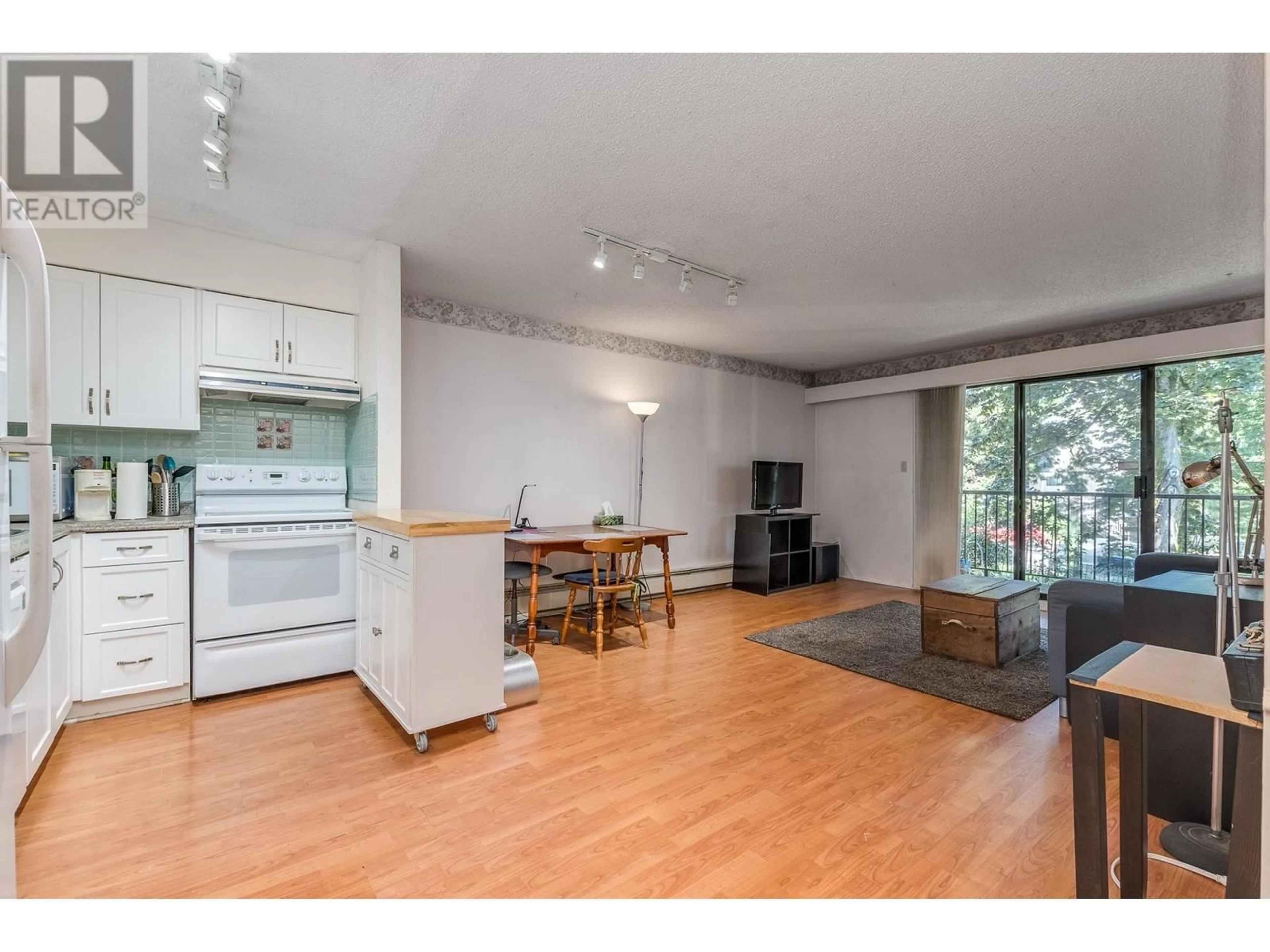 Open concept kitchen, wood/laminate floor for 301 466 E EIGHTH AVENUE, New Westminster British Columbia V3L4L2