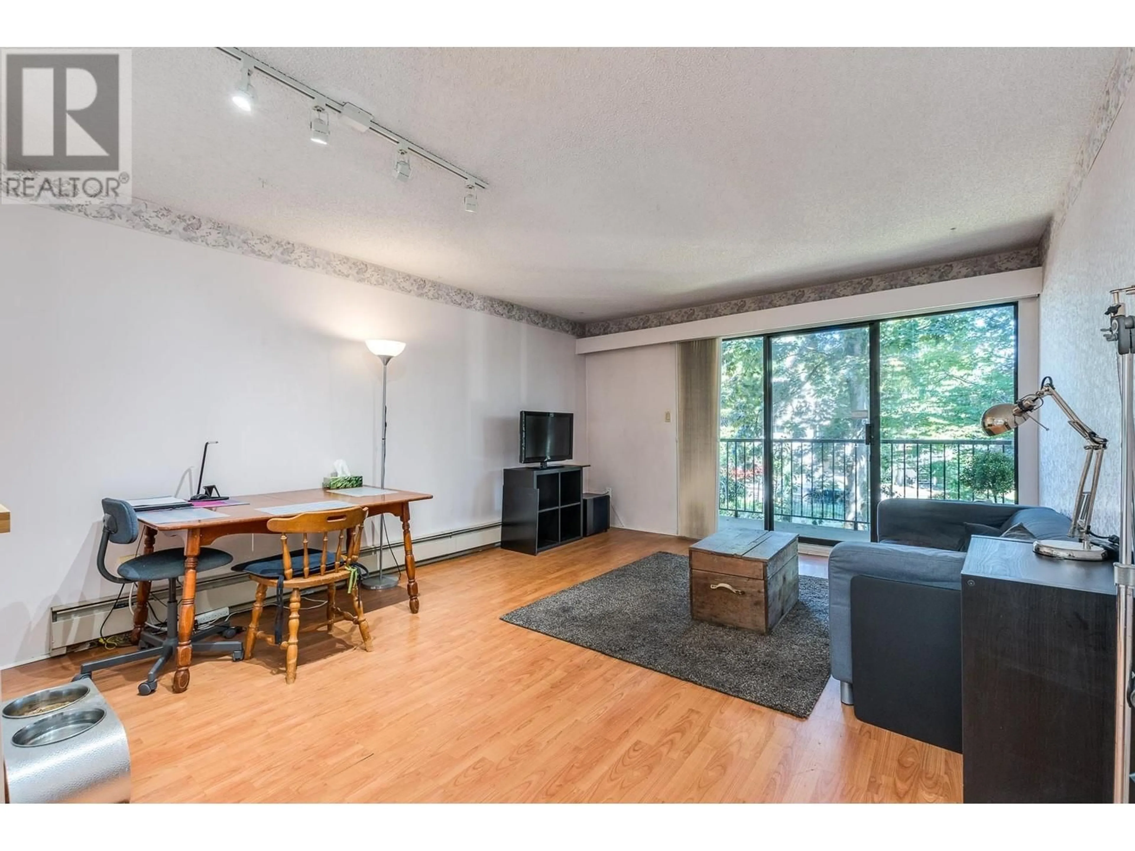 Living room with furniture, wood/laminate floor for 301 466 E EIGHTH AVENUE, New Westminster British Columbia V3L4L2