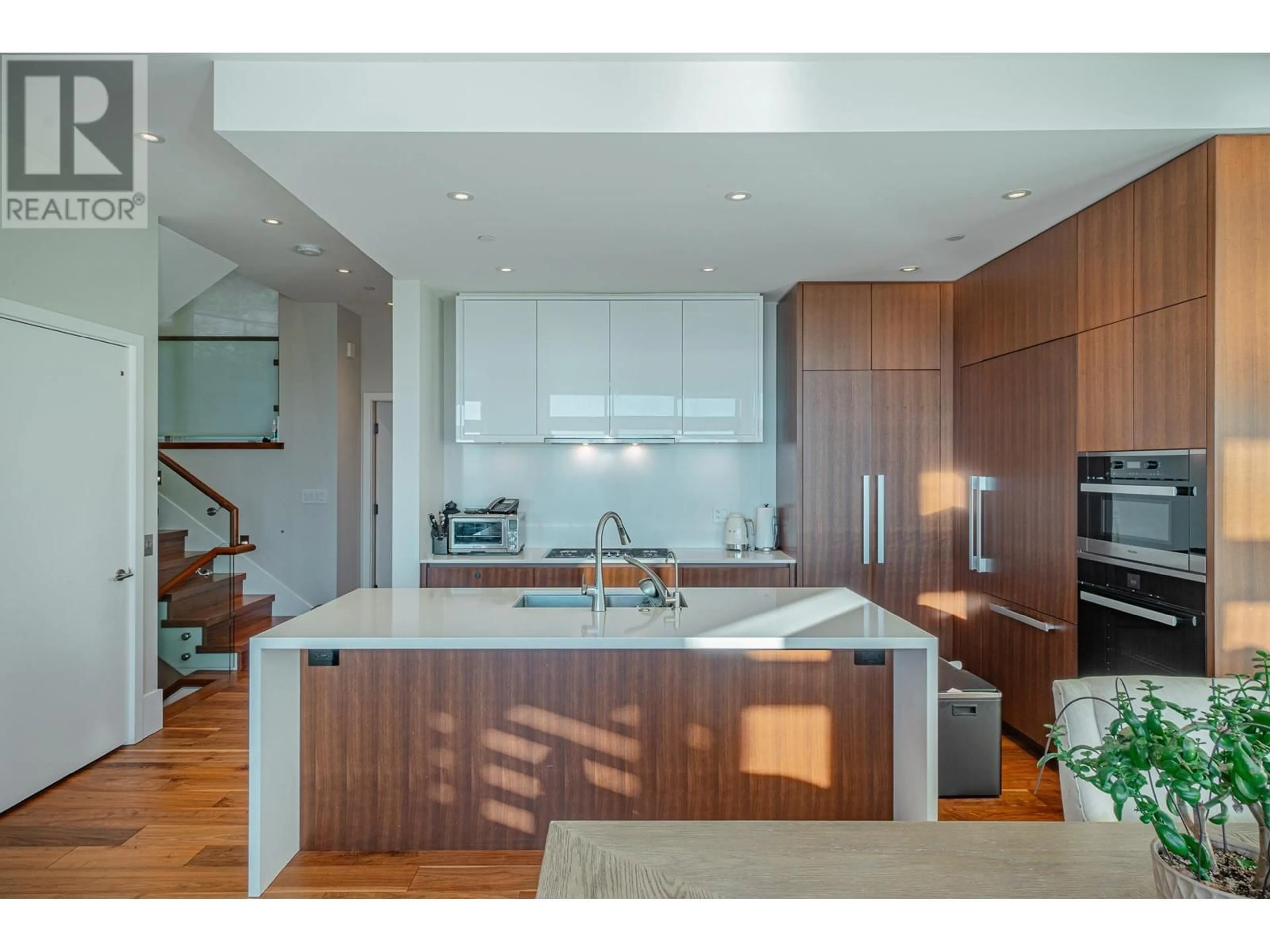 Contemporary kitchen, wood/laminate floor for 2825 CHIPPENDALE ROAD, West Vancouver British Columbia V7S0A7