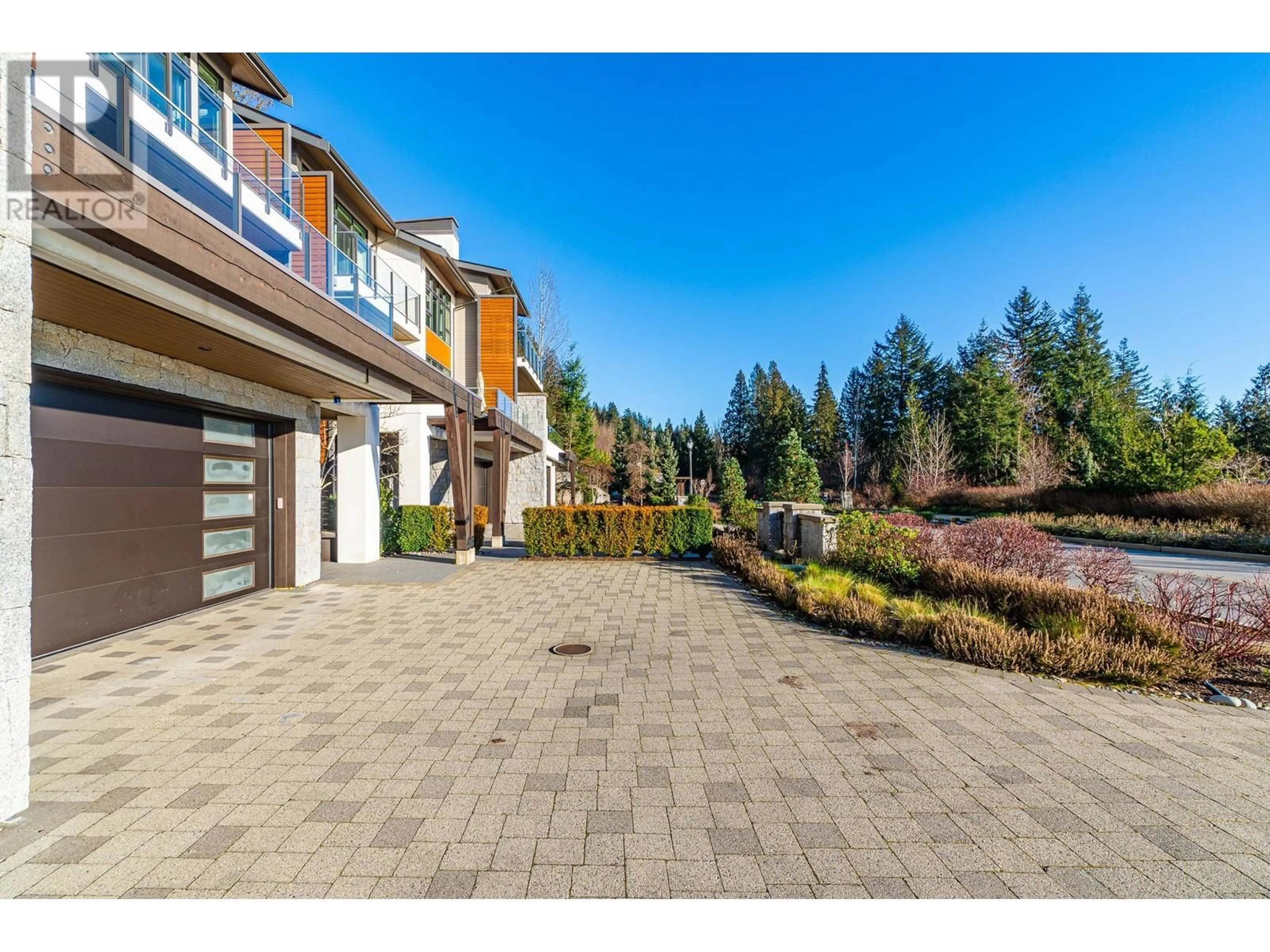 Patio, street for 2825 CHIPPENDALE ROAD, West Vancouver British Columbia V7S0A7